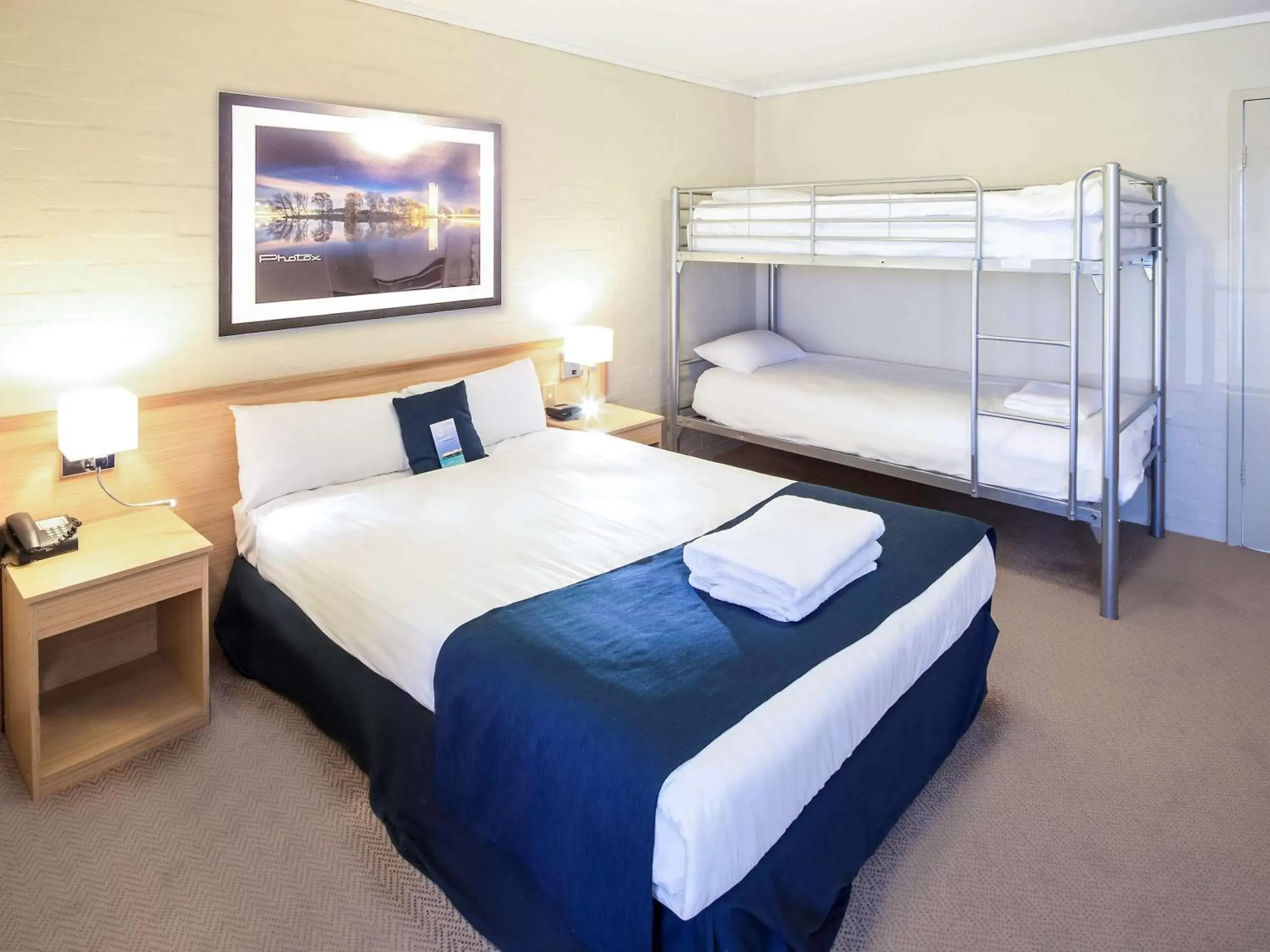 Photo of the whole room in ibis Styles Canberra