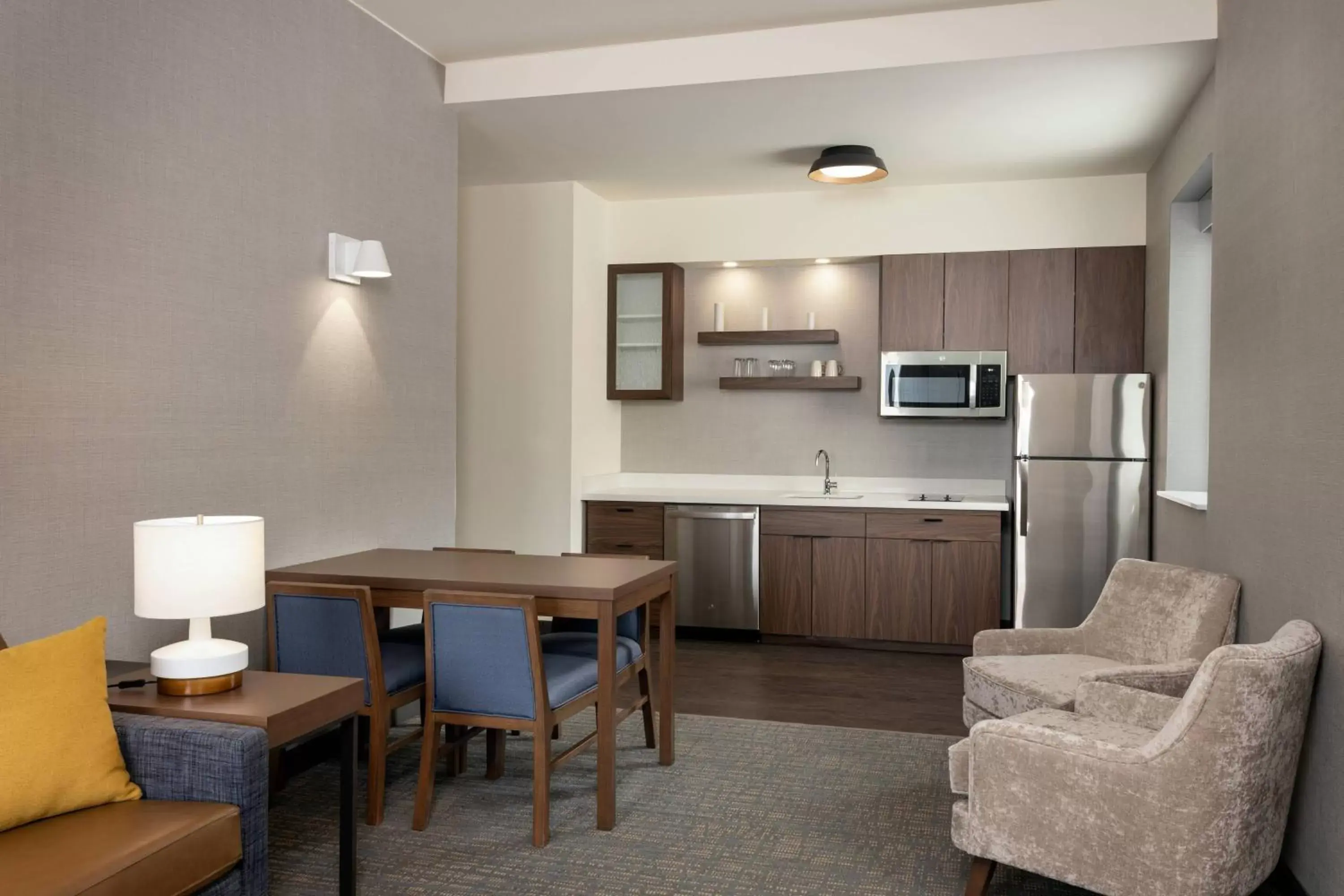 Photo of the whole room, Kitchen/Kitchenette in Residence Inn By Marriott Philadelphia Bala Cynwyd