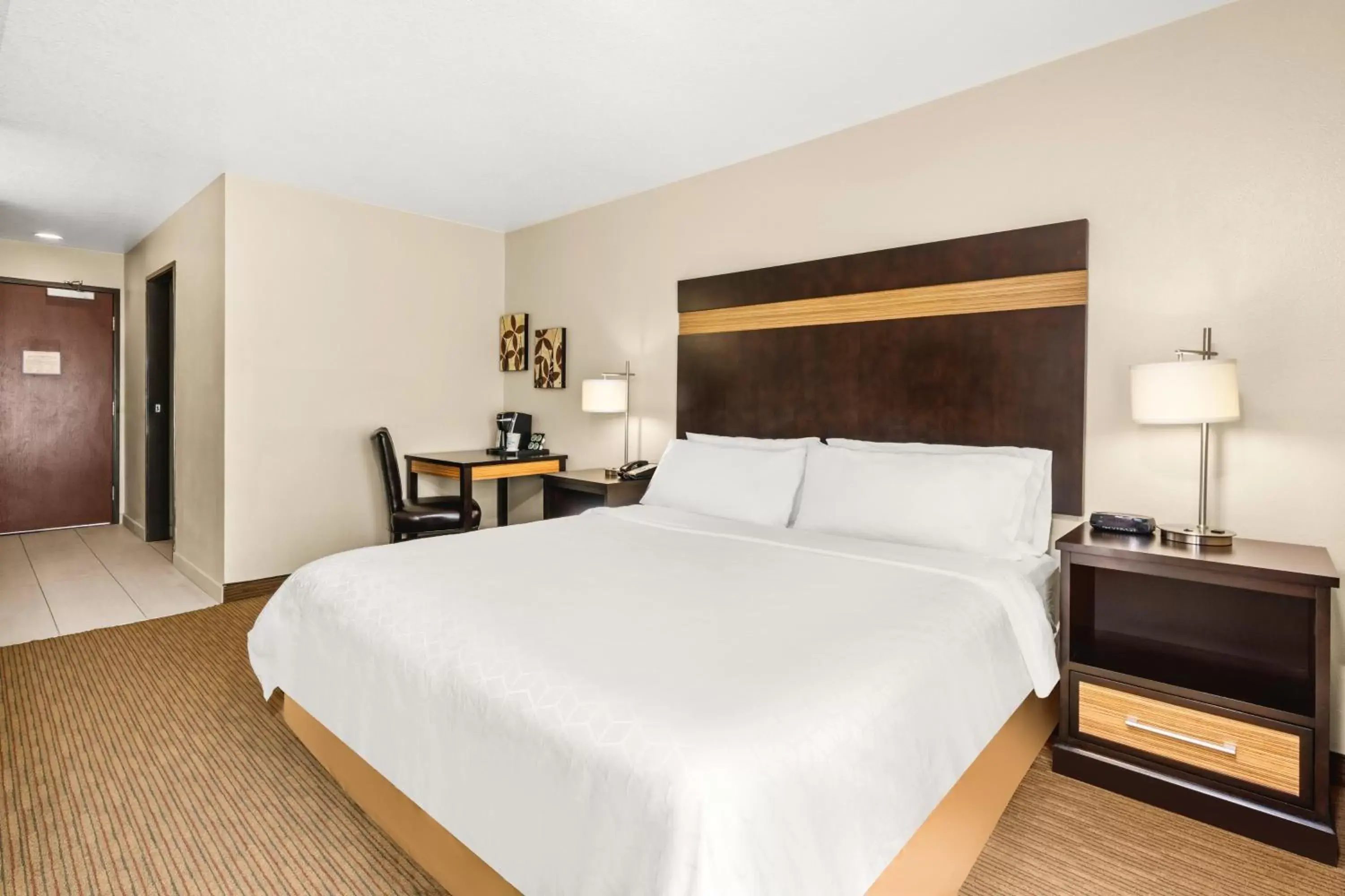 Photo of the whole room, Bed in Holiday Inn Express Portland SE - Clackamas Area, an IHG Hotel