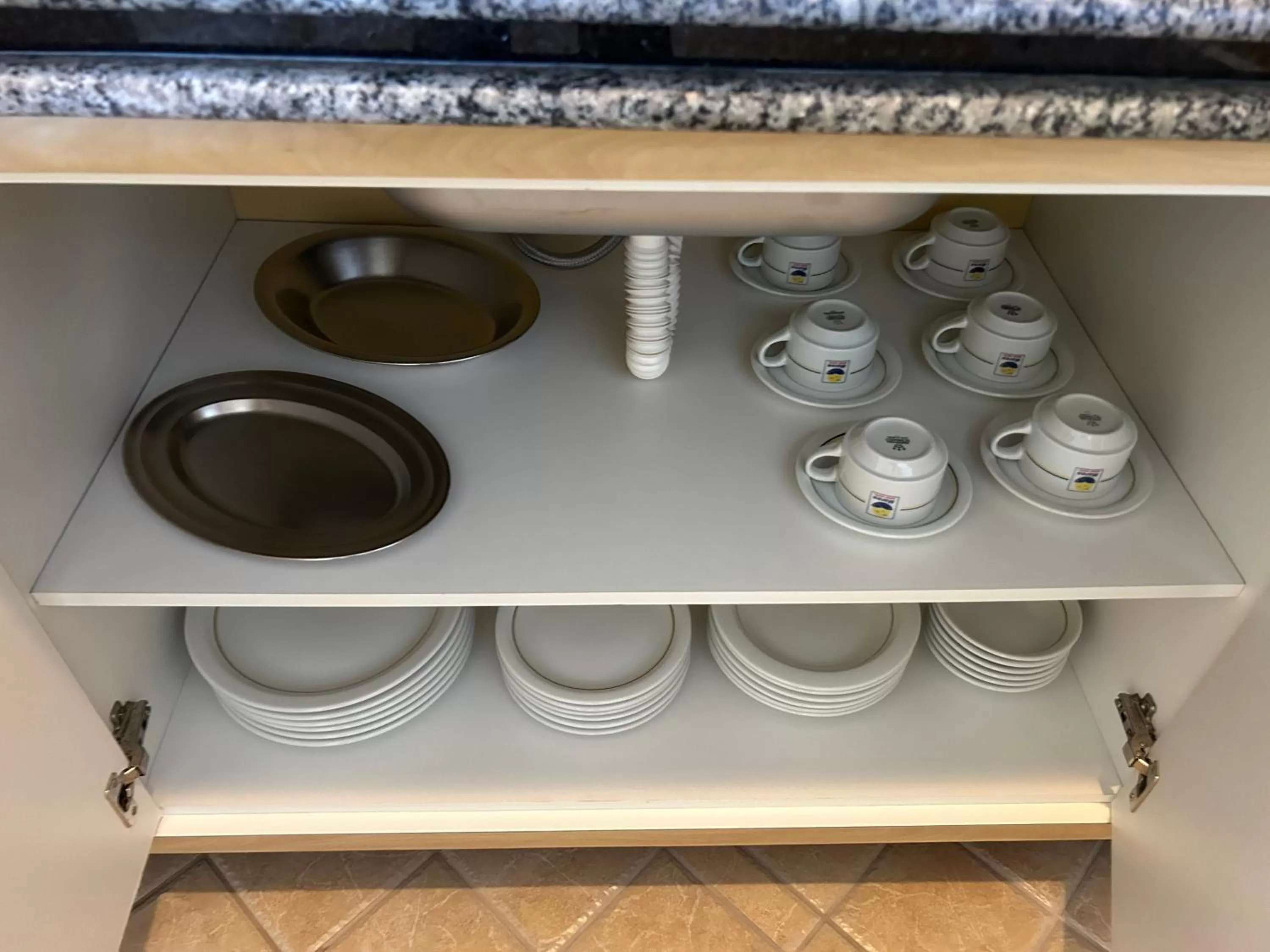 Kitchen or kitchenette in Golfinhos Apart Hotel