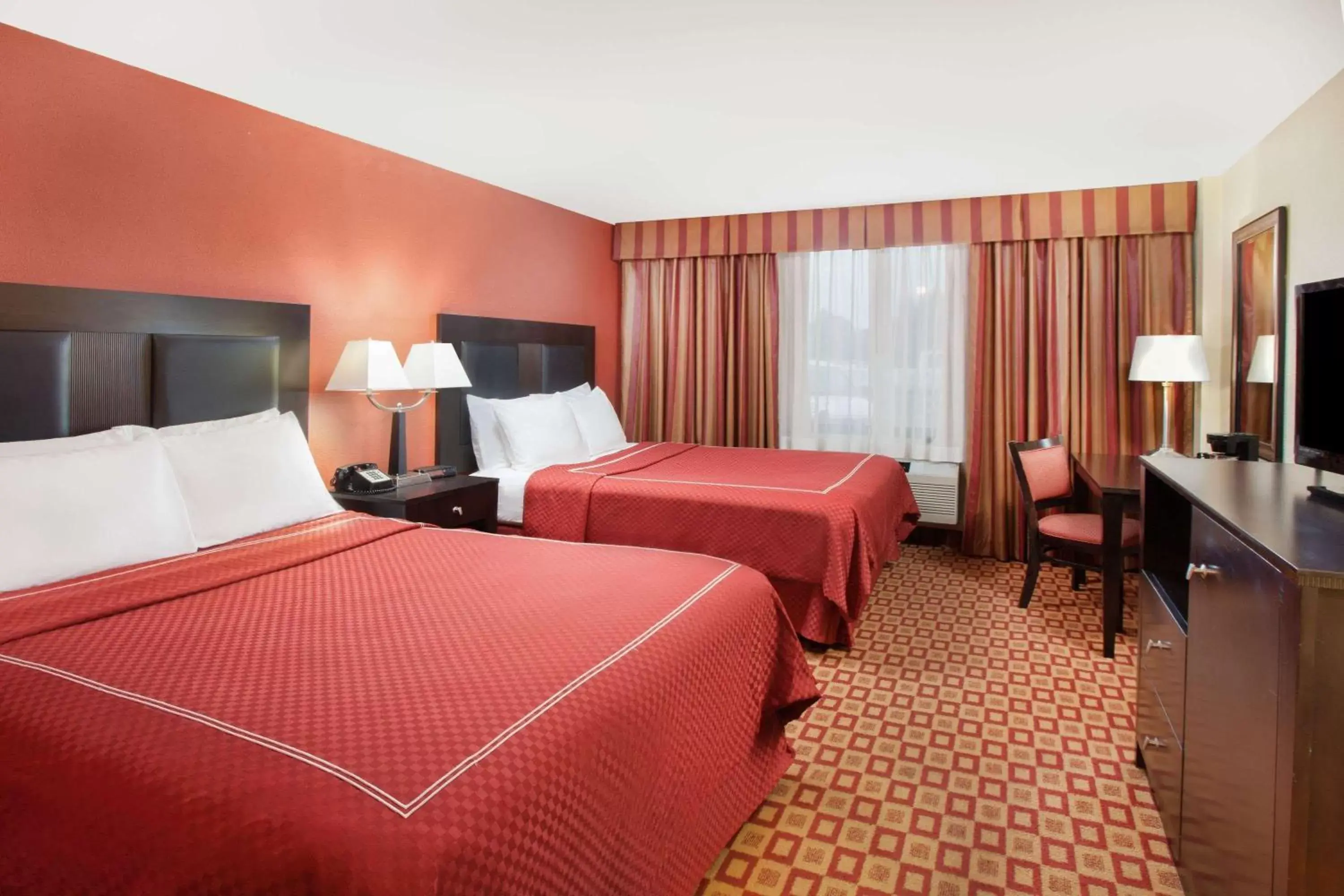 Photo of the whole room, Bed in Super 8 by Wyndham Chicago Northlake O'Hare South