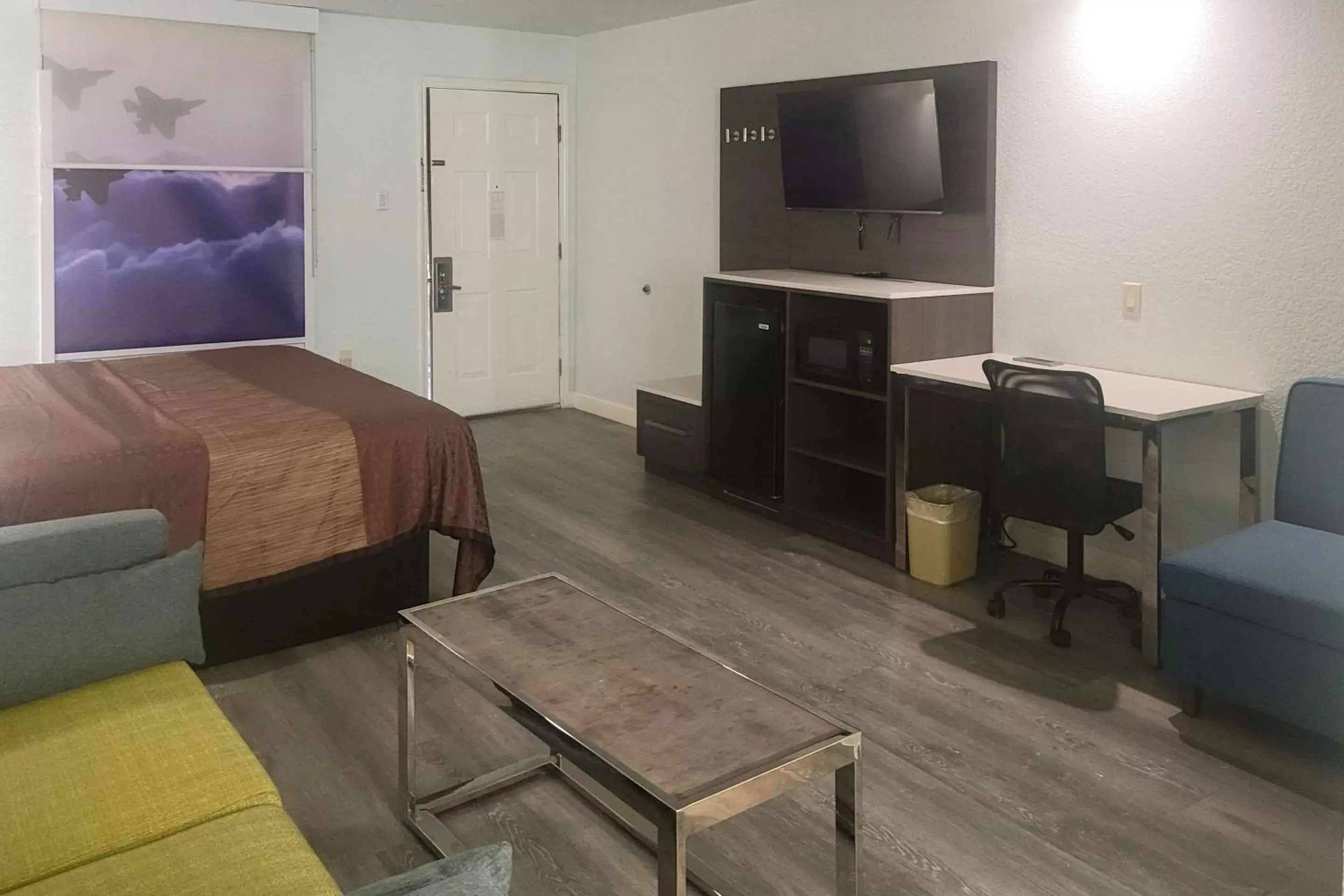 Bedroom, TV/Entertainment Center in Econo Lodge Inn & Suites Near Lackland AFB