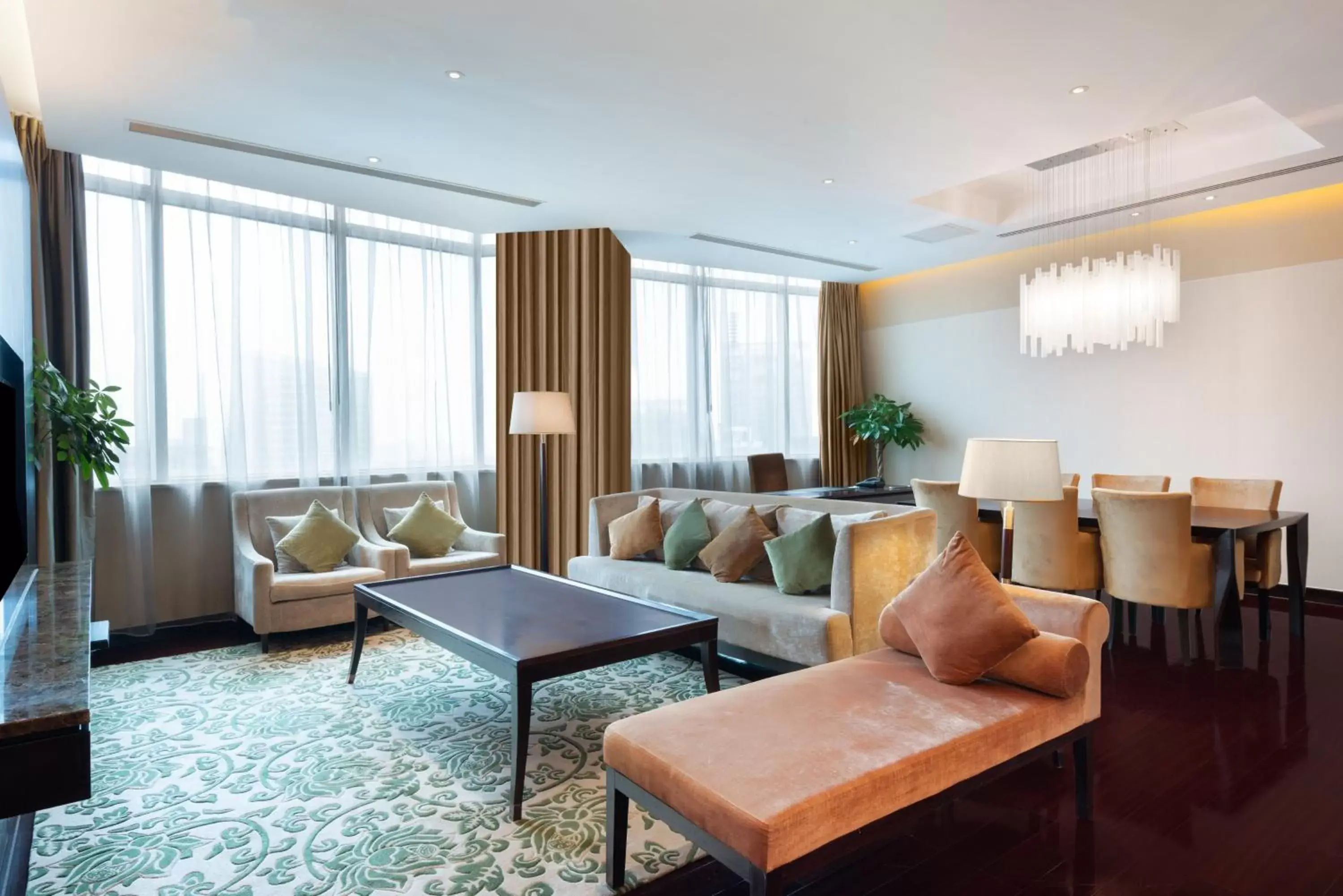 Photo of the whole room, Seating Area in Holiday Inn Shanghai Pudong, an IHG Hotel