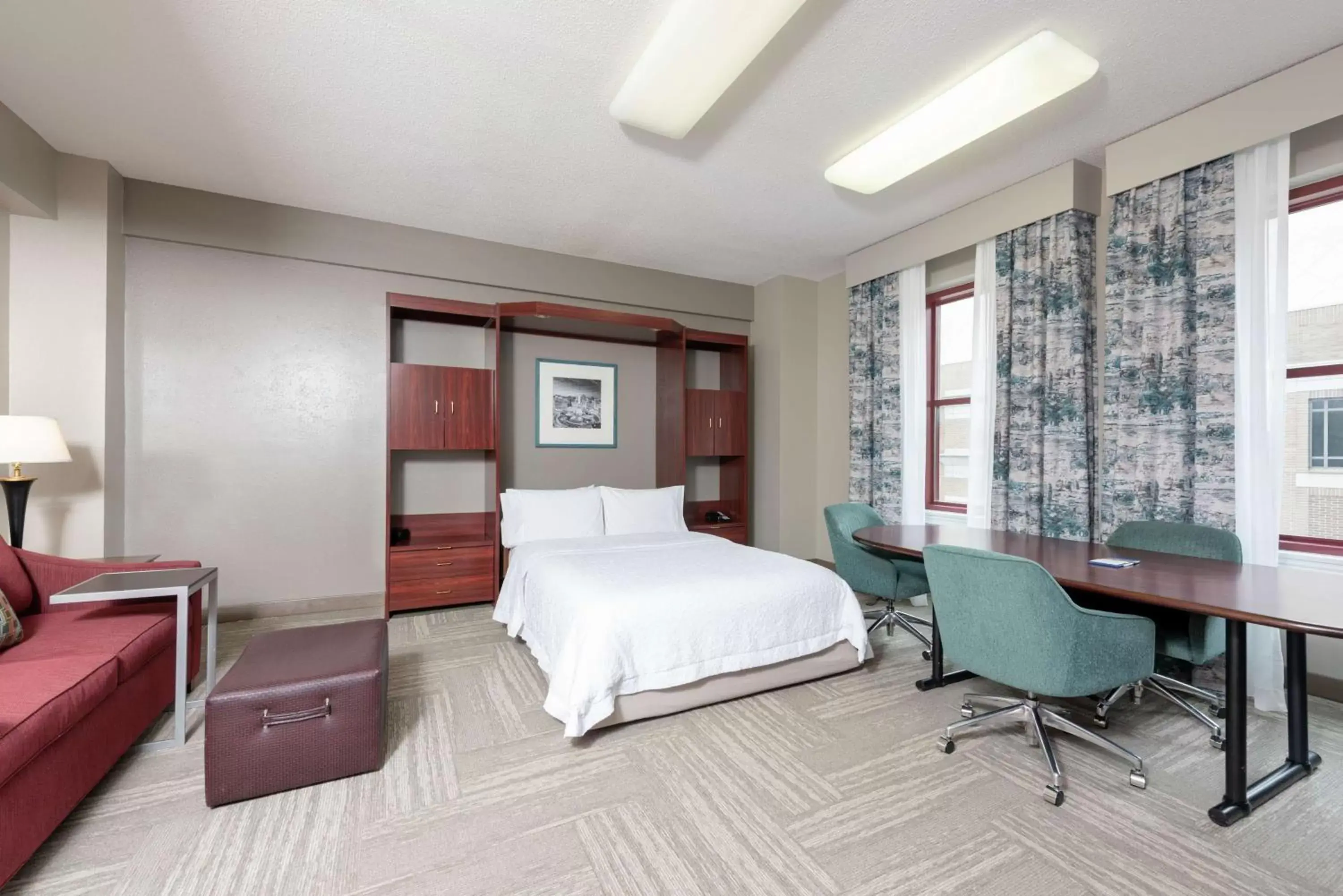 Bedroom in Hampton Inn Indianapolis Downtown Across from Circle Centre