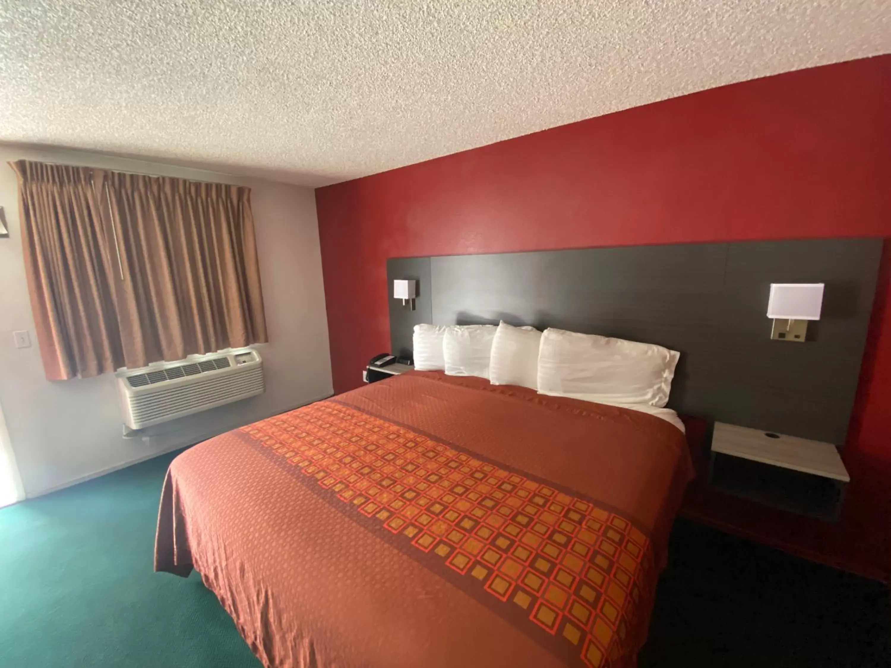Bed in Windsor Inn Lake Havasu City