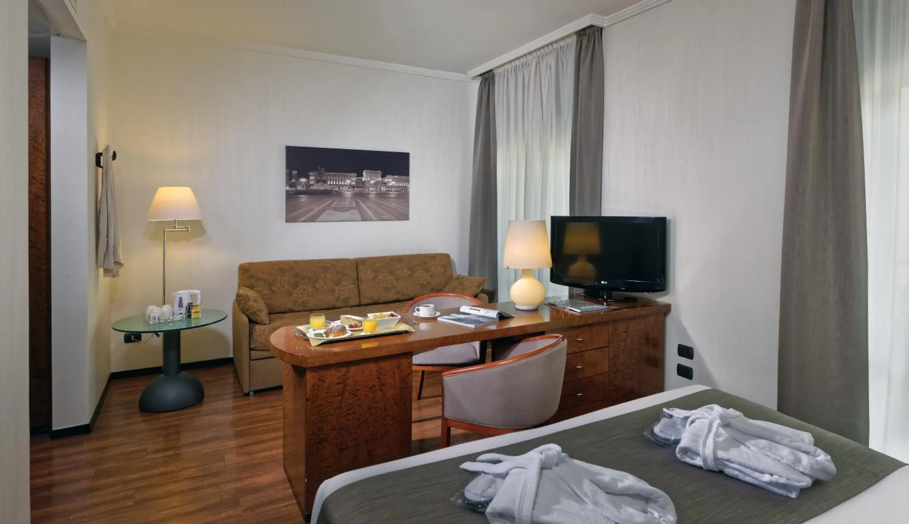 TV and multimedia, TV/Entertainment Center in Best Western Hotel City