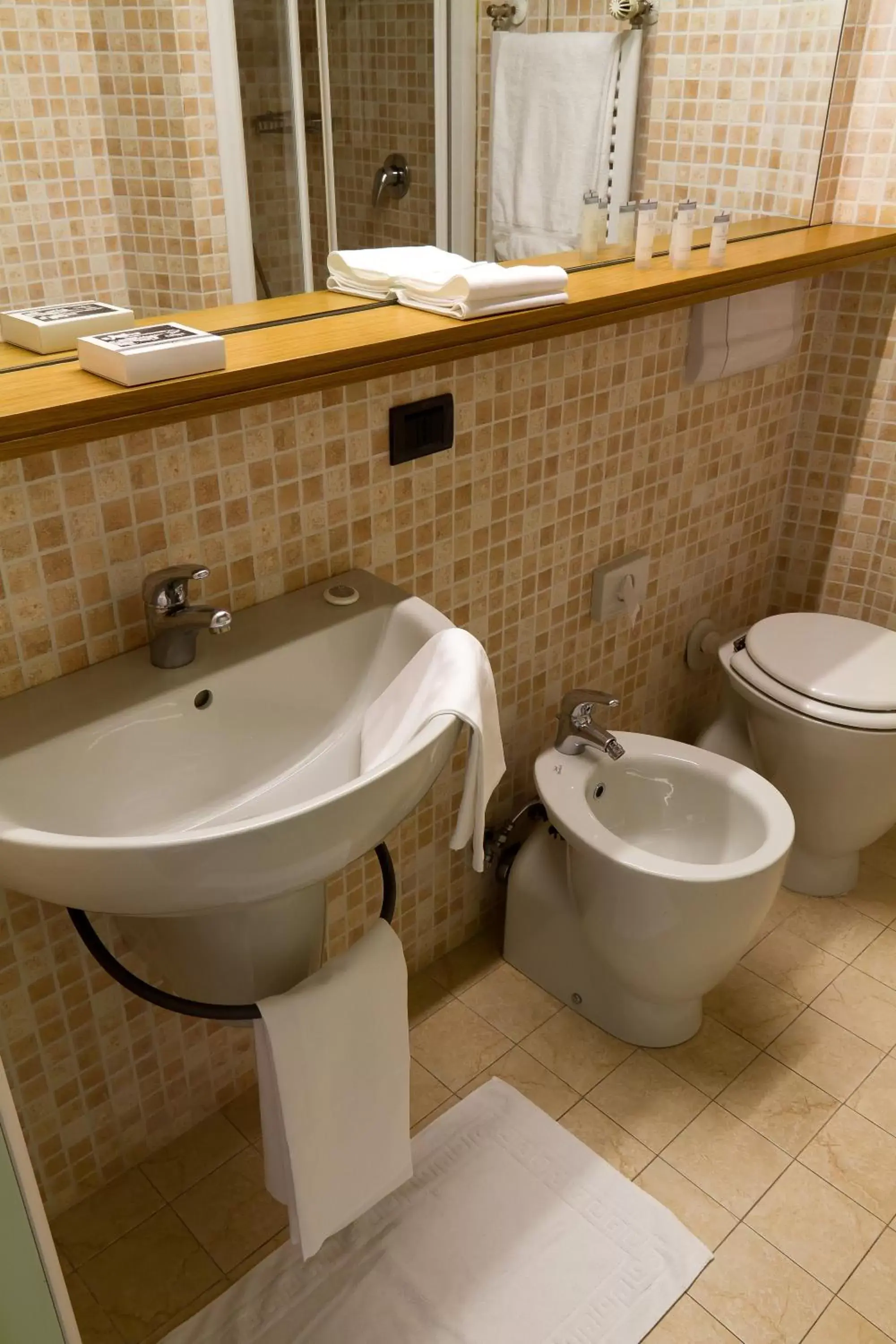 Bathroom in Hotel dei Duchi