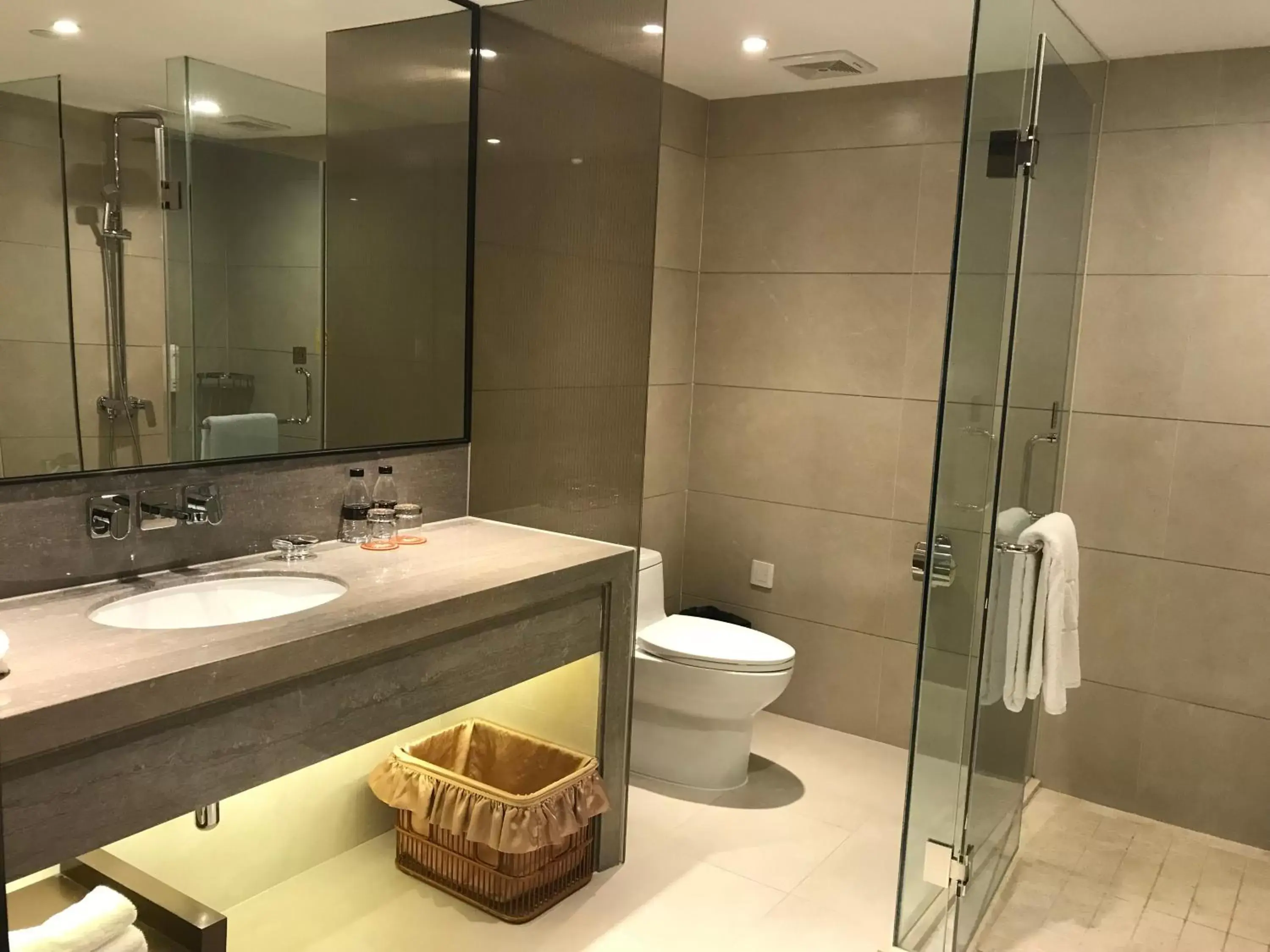 Shower, Bathroom in Zhongshan International Hotel