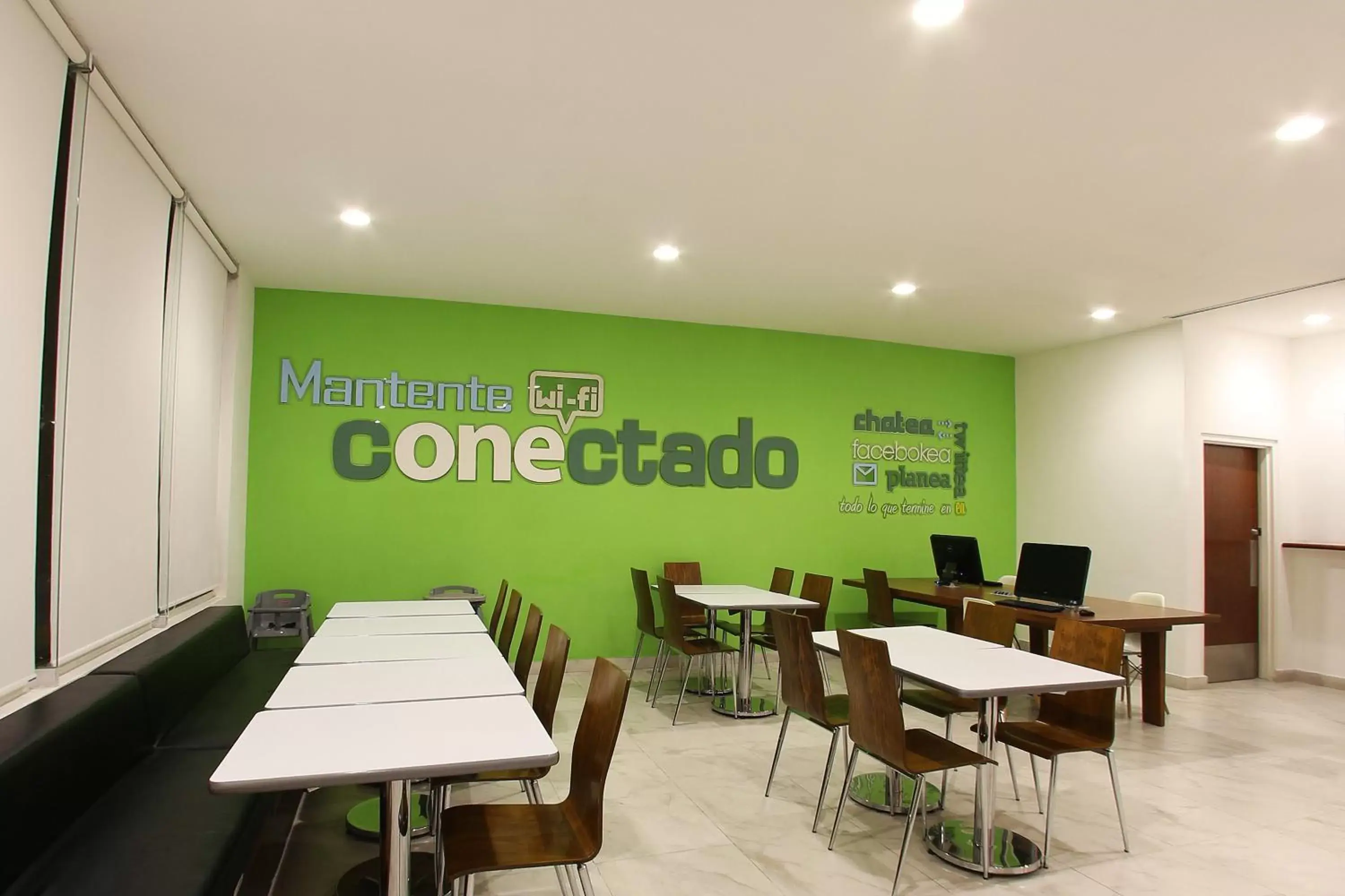 Meeting/conference room, Restaurant/Places to Eat in One Queretaro Plaza Galerias