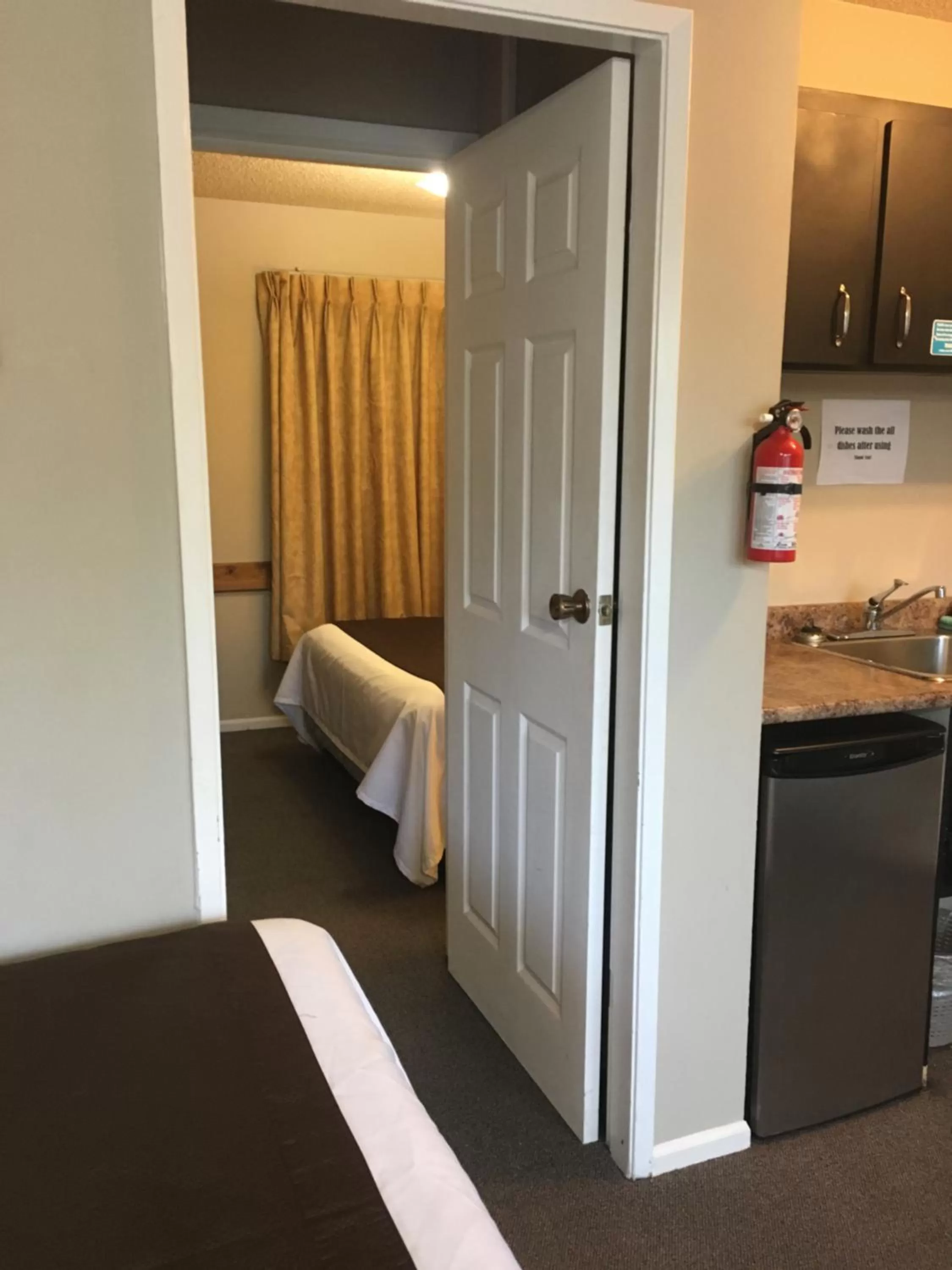 Bed in Fuller Lake Chemainus Motel