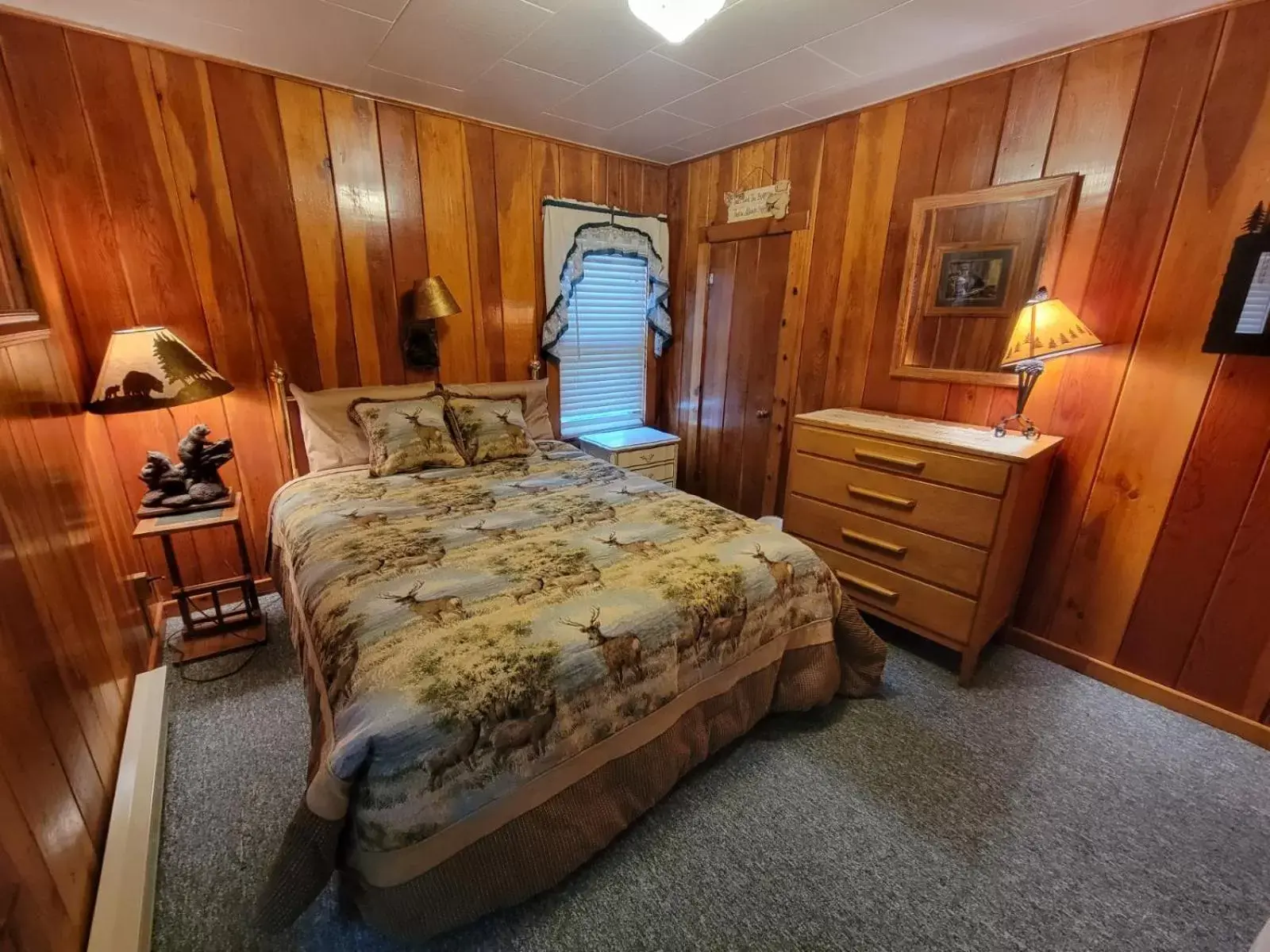 Bedroom, Bed in Wagon Wheel Hotel Bedroom, Bed in Wagon Wheel Hotel