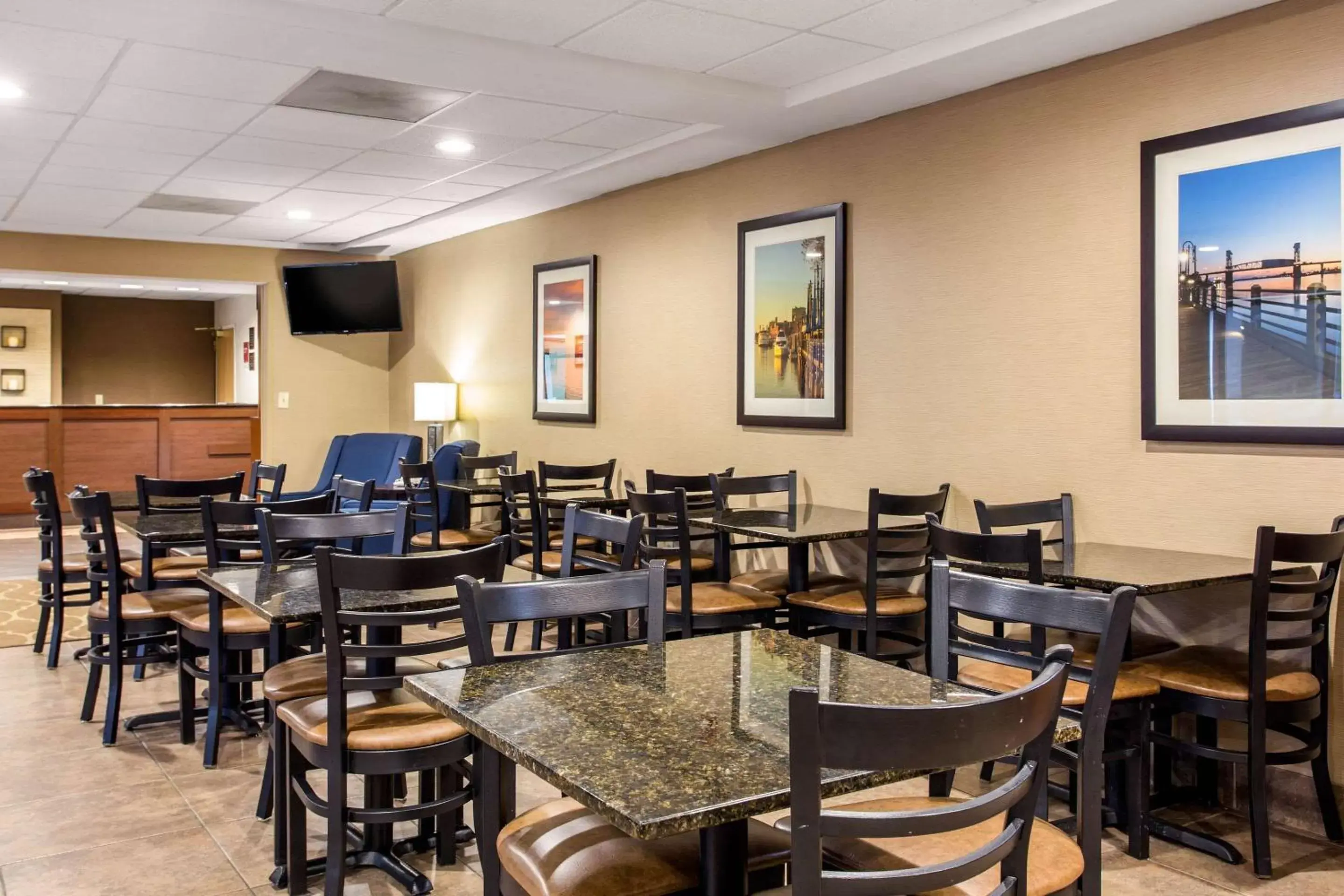 Restaurant/Places to Eat in Comfort Suites Wilmington near Downtown