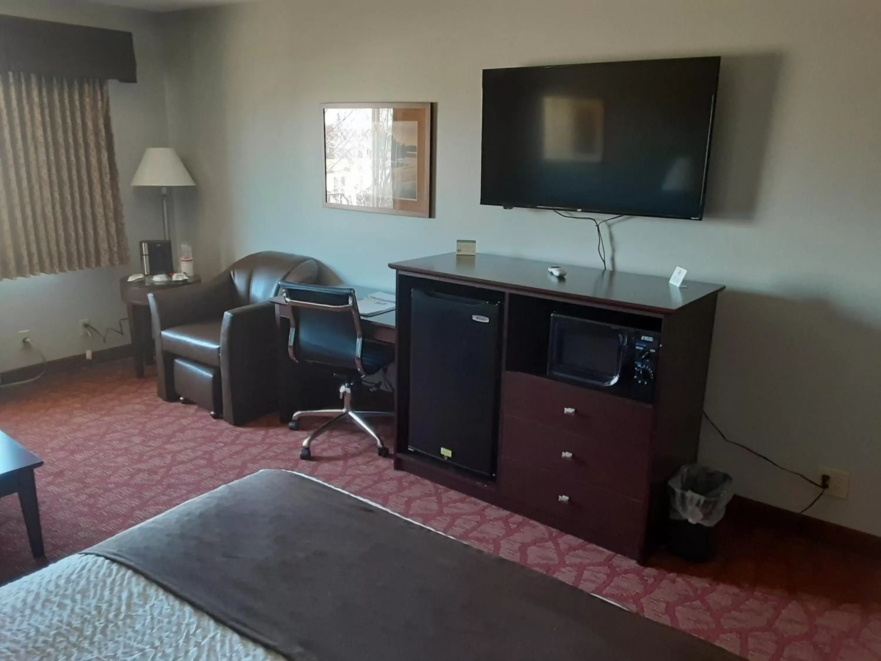 TV and multimedia, TV/Entertainment Center in Boarders Inn & Suites by Cobblestone Hotels - Superior/Duluth