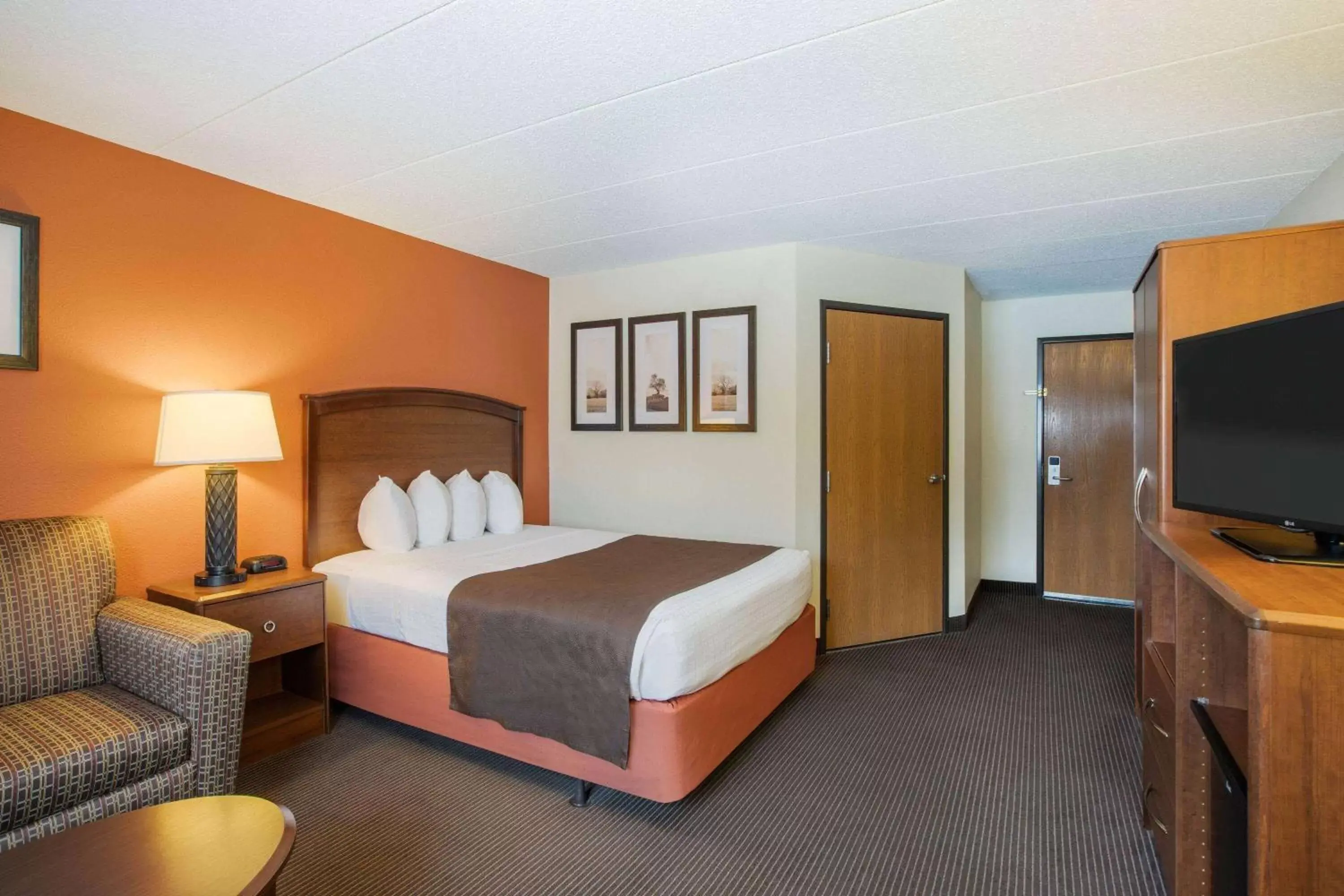 Photo of the whole room, Bed in AmericInn by Wyndham Grand Forks