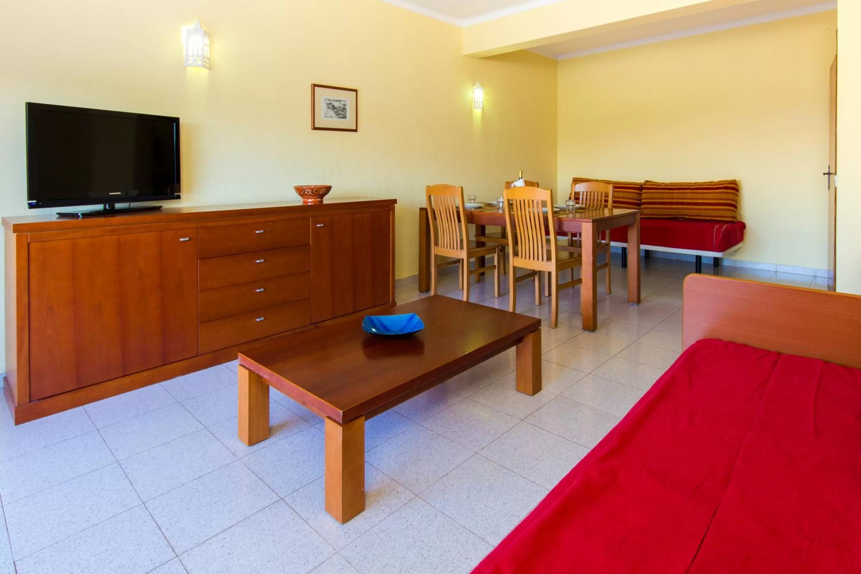 Living room, Bed in Choromar Apartments