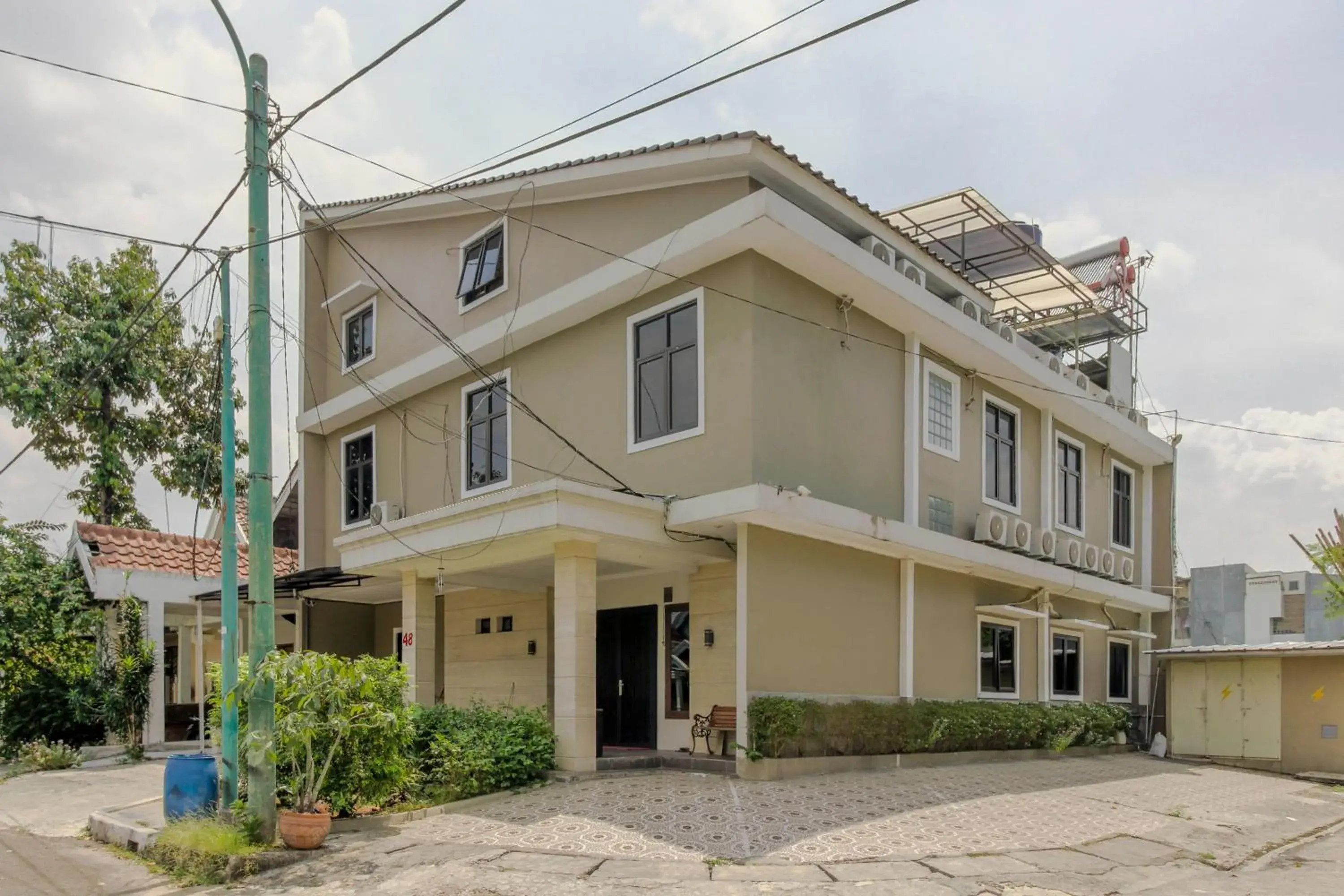 Property building in RedDoorz Plus near Lippo Cikarang Mall Property building in RedDoorz Plus near Lippo Cikarang Mall