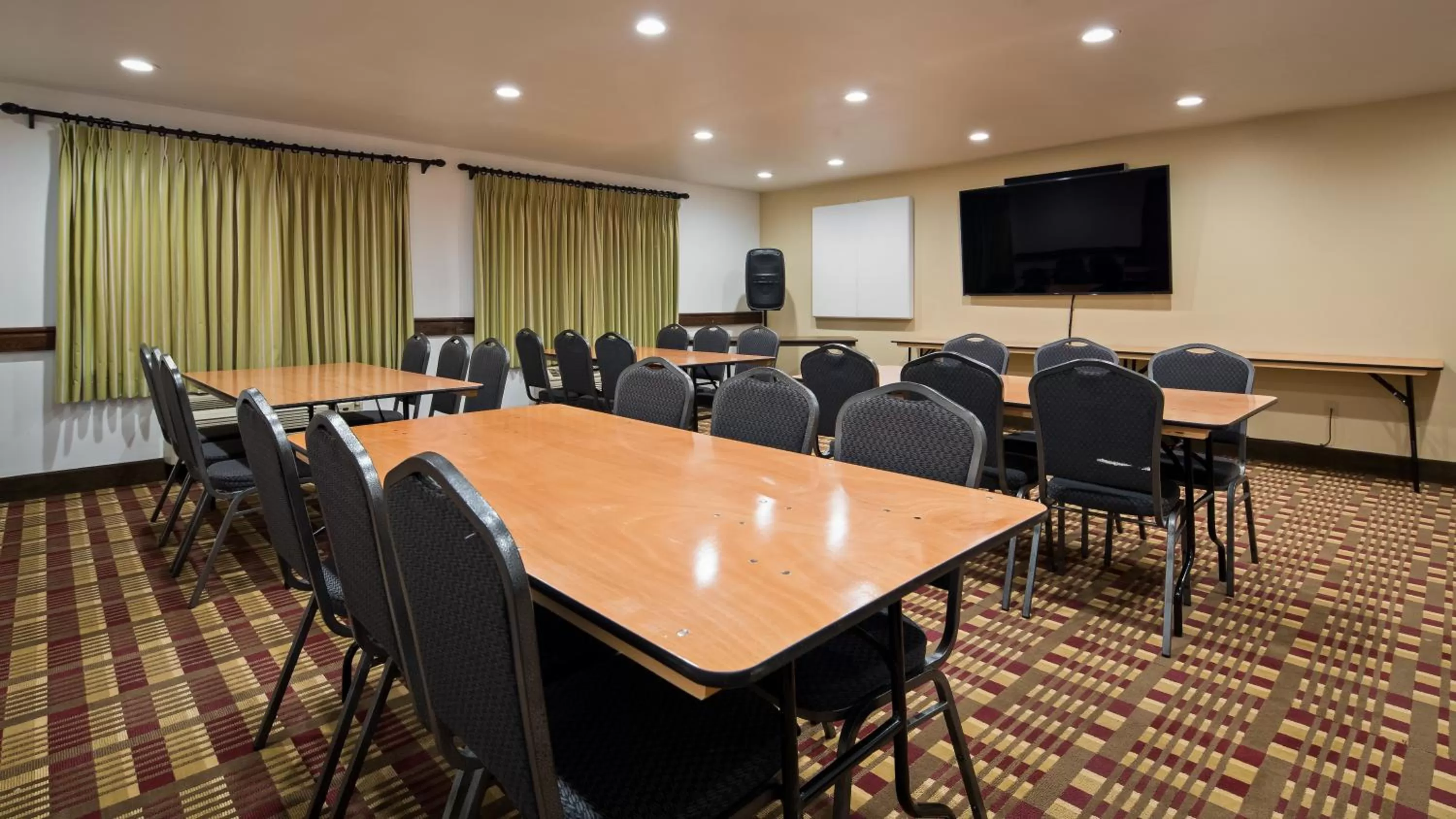 Banquet/Function facilities in White Pine Inn & Suites