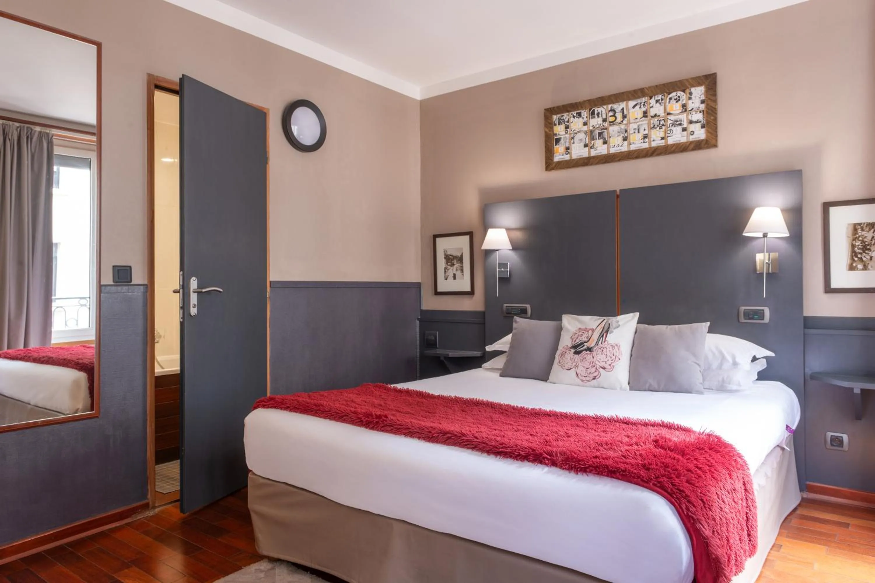 Photo of the whole room, Bed in Hotel George Sand Opéra Paris