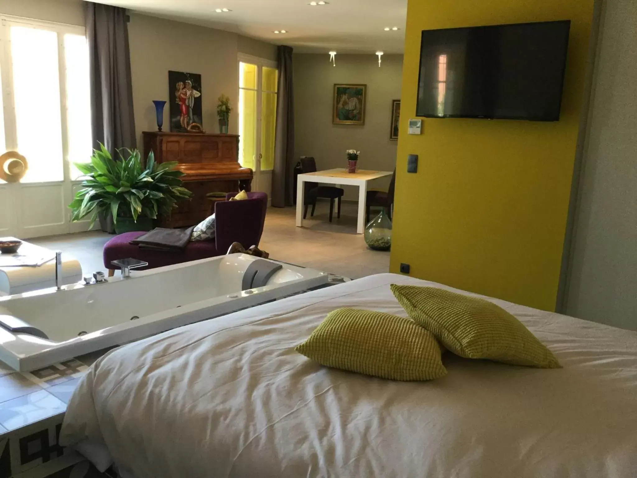 Photo of the whole room, Bed in Le Clos Saint André