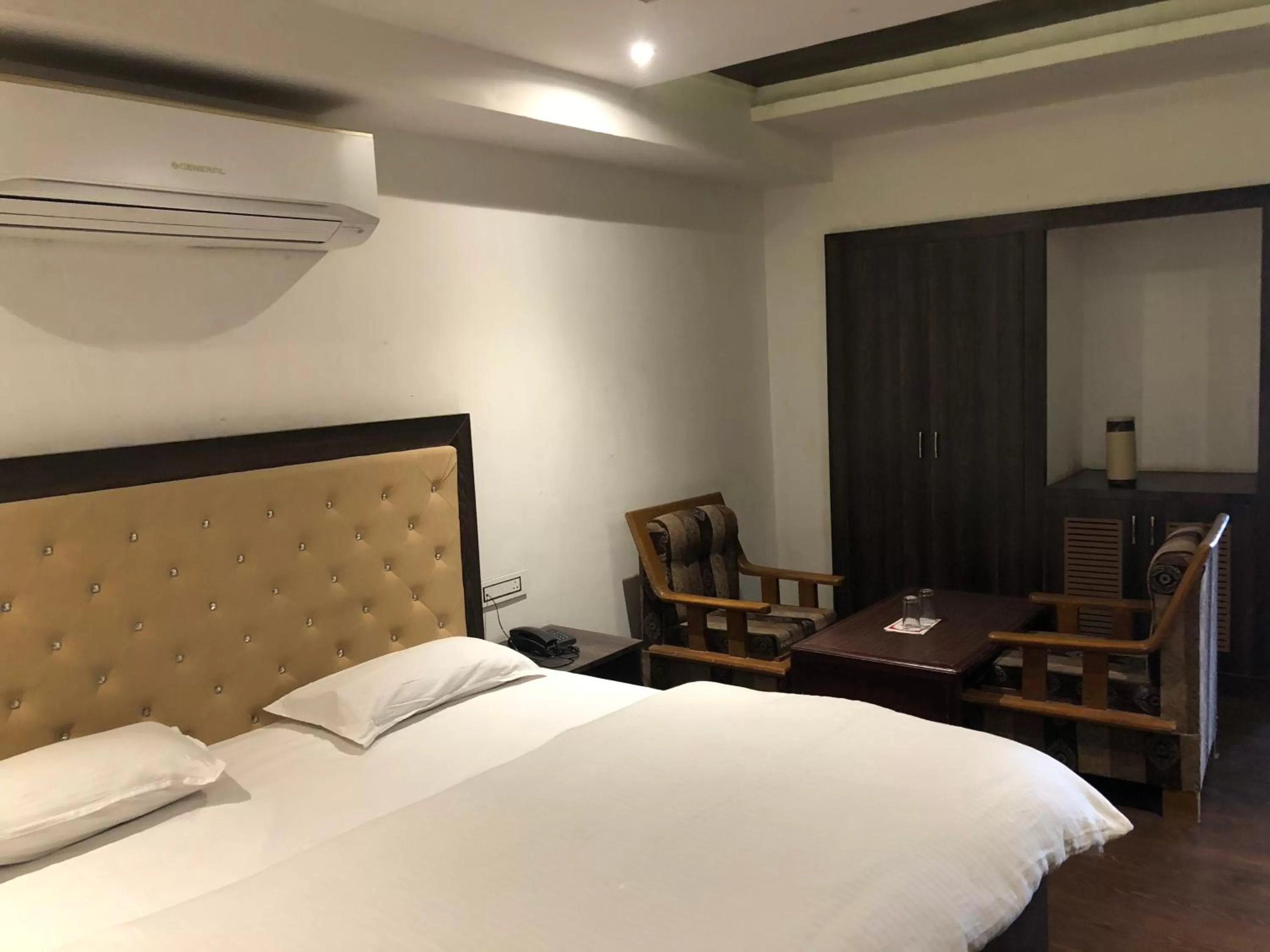 Photo of the whole room, Bed in Hotel Rani Palace at Lake Fatehsagar