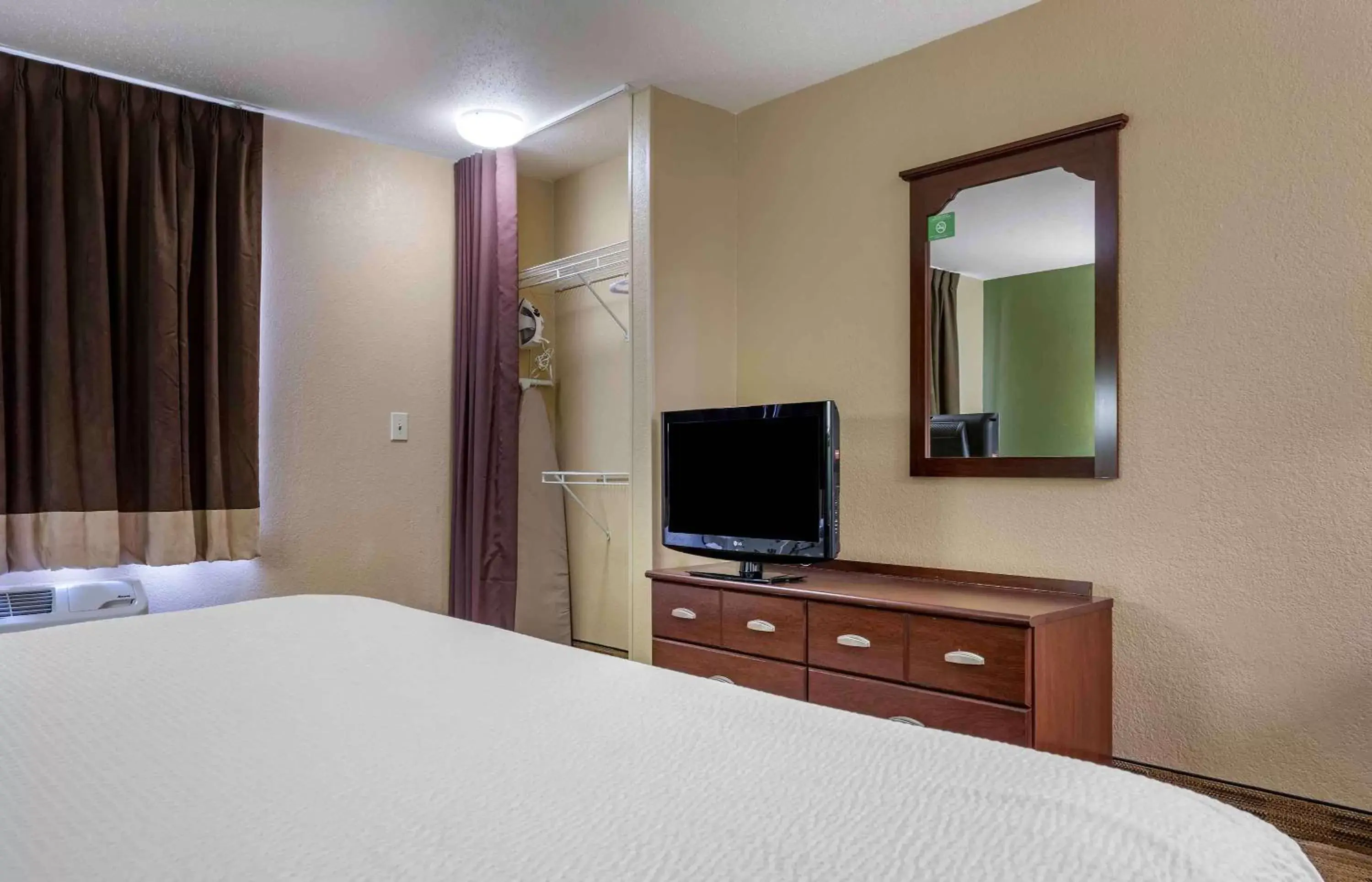 Bedroom, Bed in Extended Stay America Suites - Pittsburgh - West Mifflin