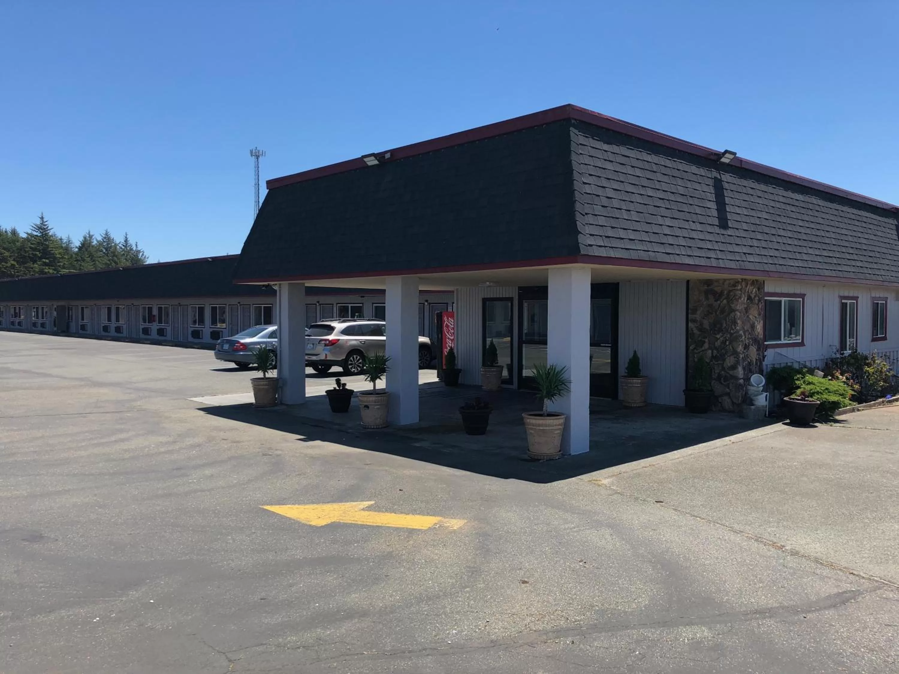 Facade/entrance in Westward Inn