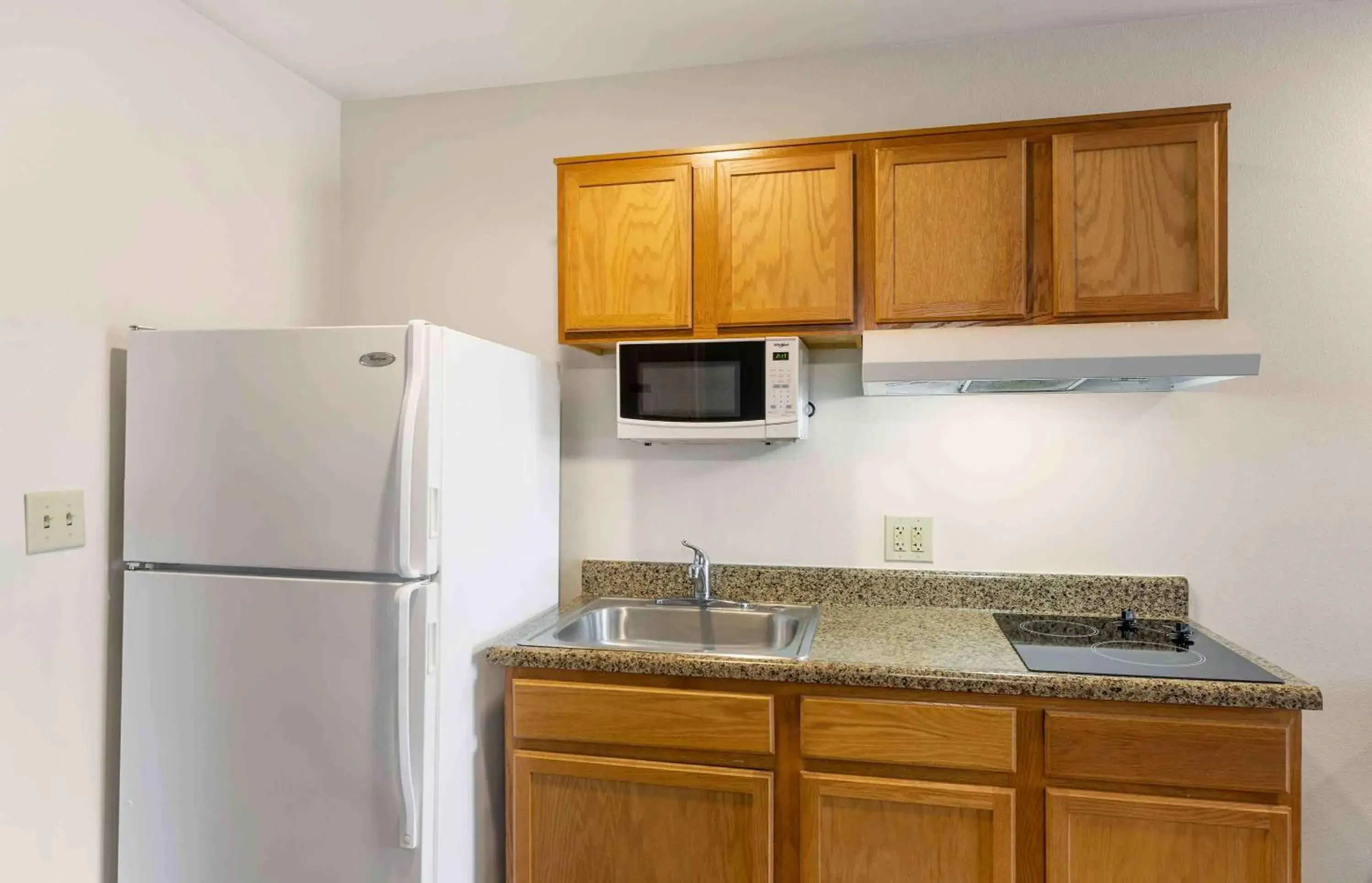 Bedroom, Kitchen/Kitchenette in Extended Stay America Select Suites - Firestone