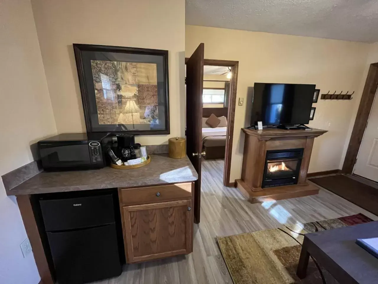 Kitchen or kitchenette, TV/Entertainment Center in Woodfield Manor - A Sundance Vacations Property