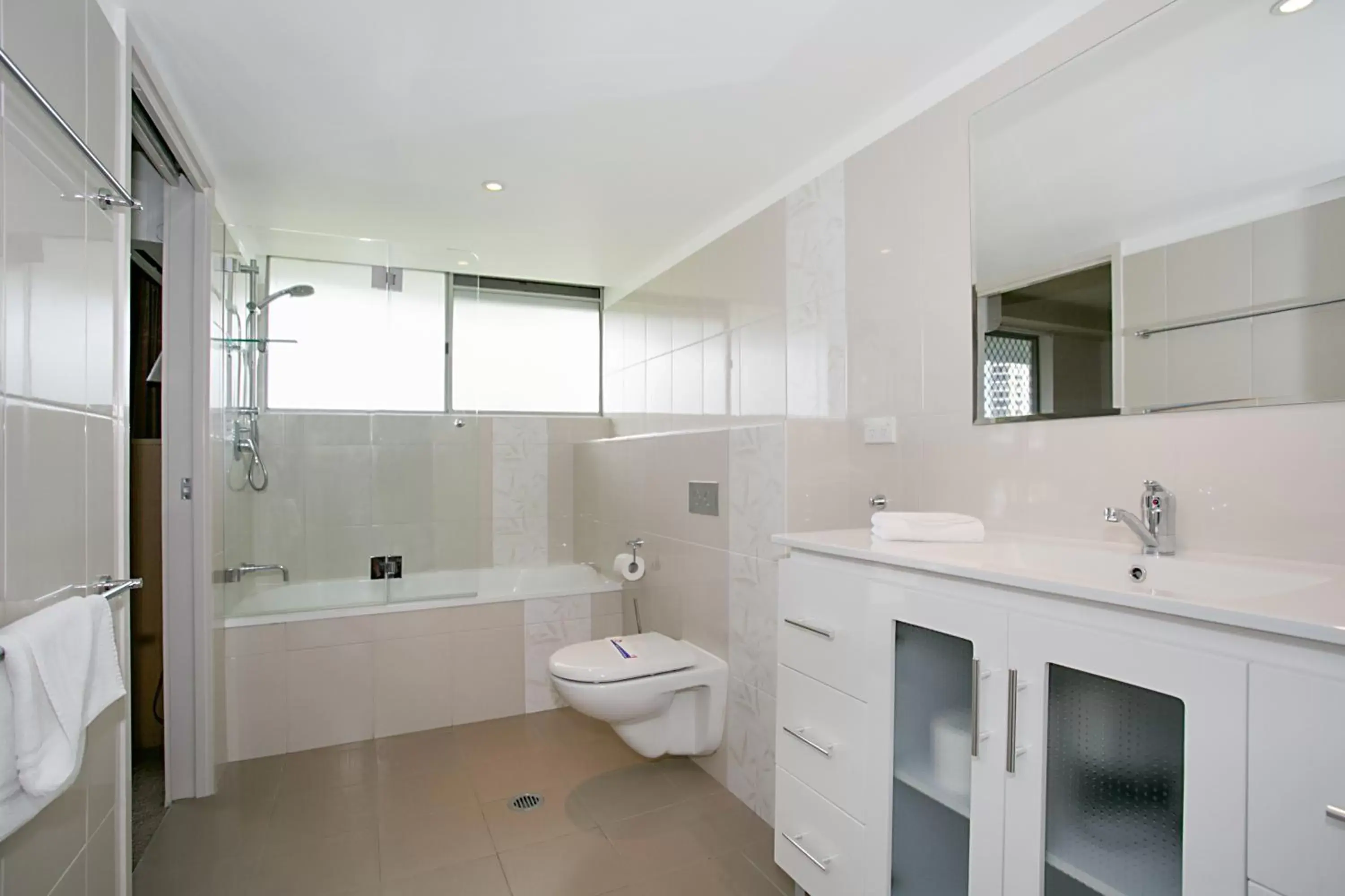 Bathroom in Solnamara Beachfront Apartments