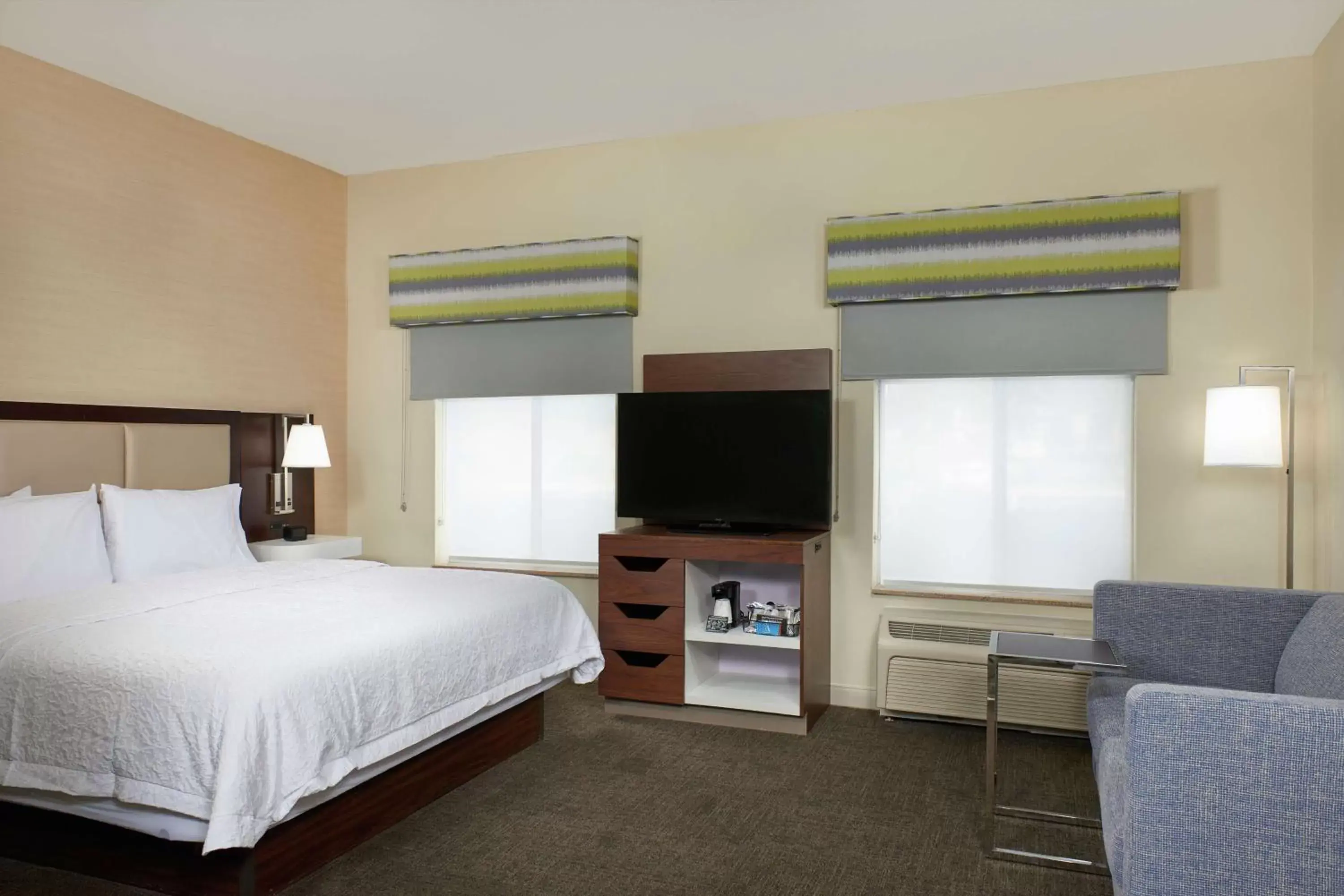 Bedroom, TV/Entertainment Center in Hampton Inn & Suites Phoenix-Surprise