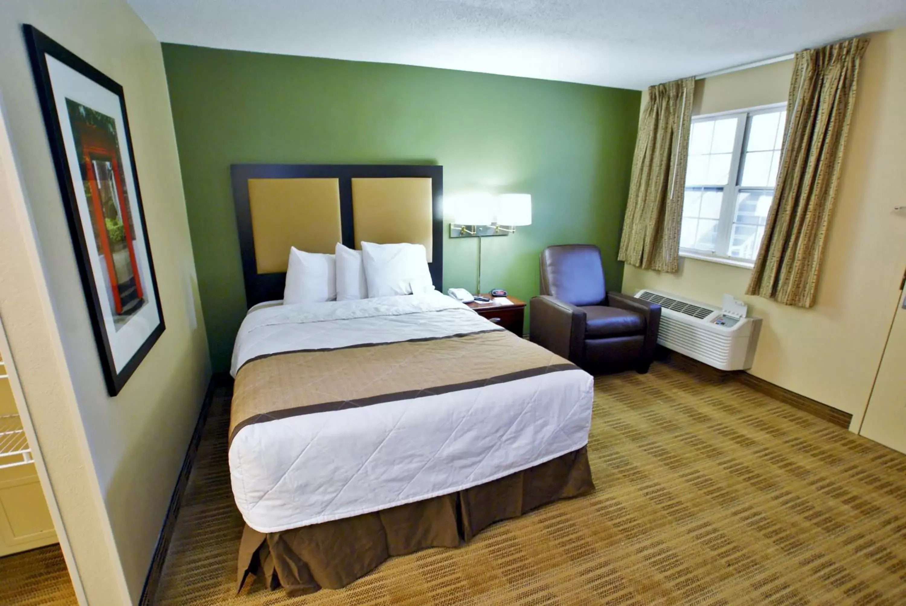 Bed in Extended Stay America Suites - Richmond - W Broad Street - Glenside - South