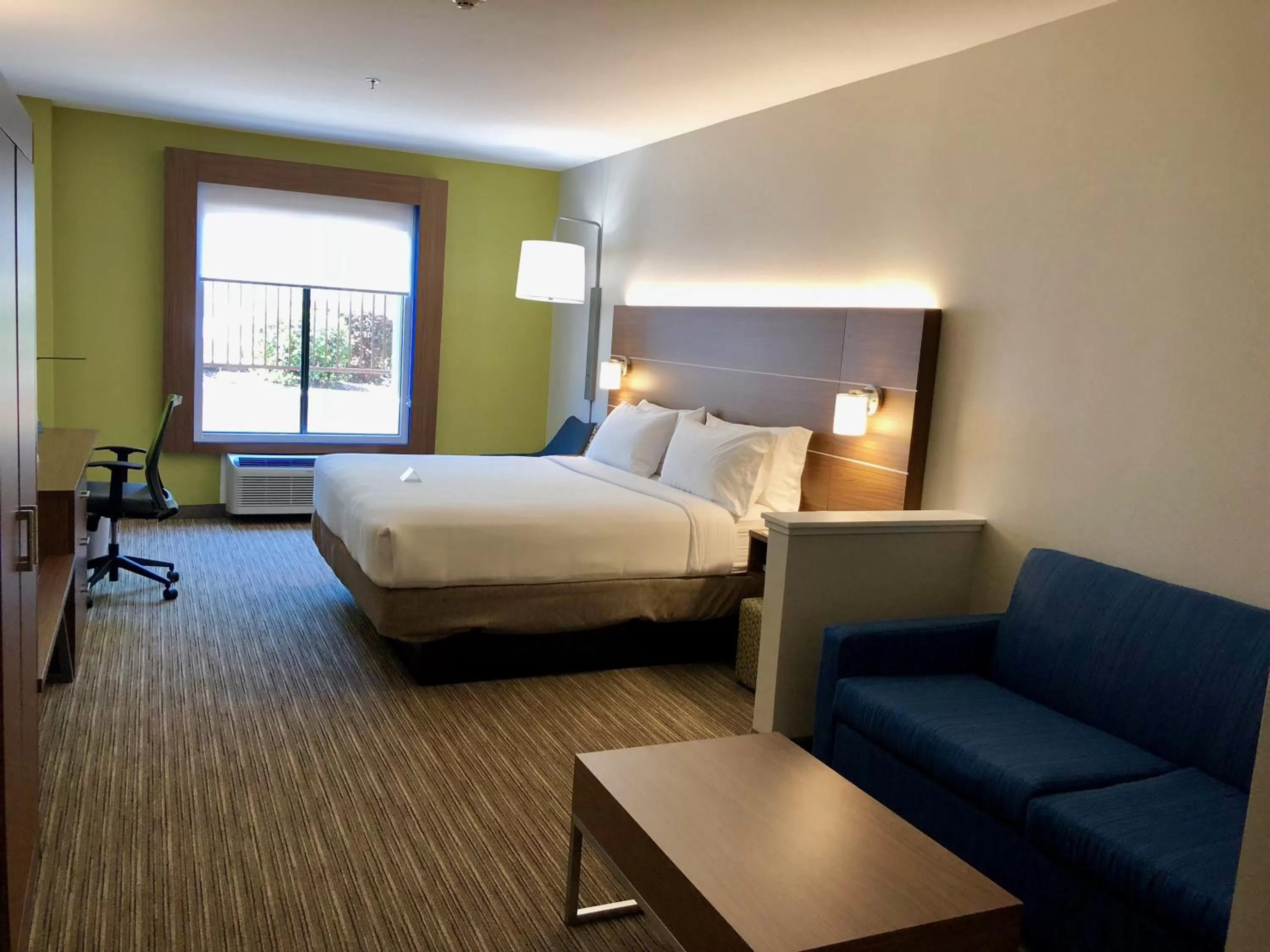 Photo of the whole room, Bed in Holiday Inn Express Arlington Interstate 20 Parks Mall by IHG