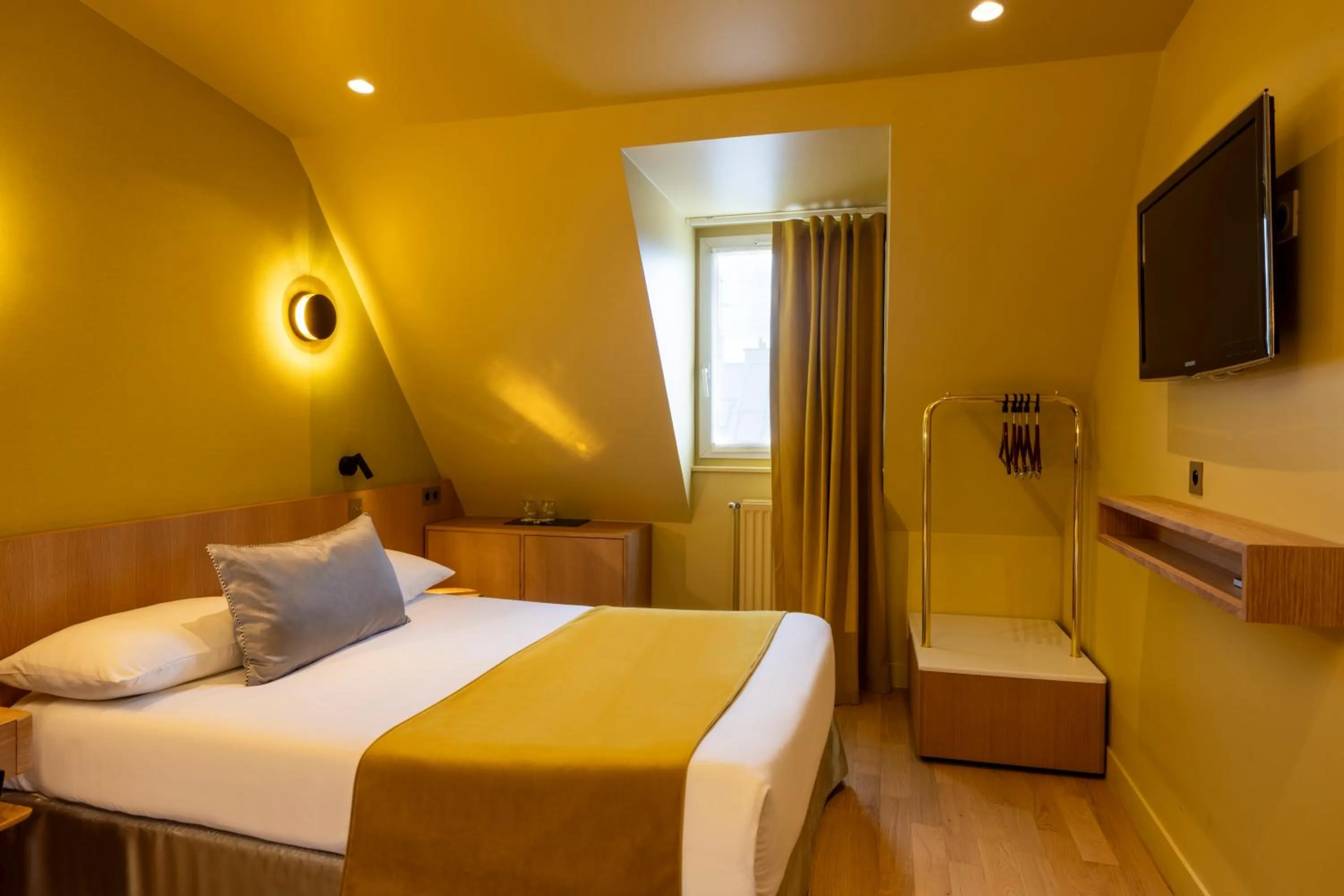 Bedroom, Bed in Hôtel Elixir