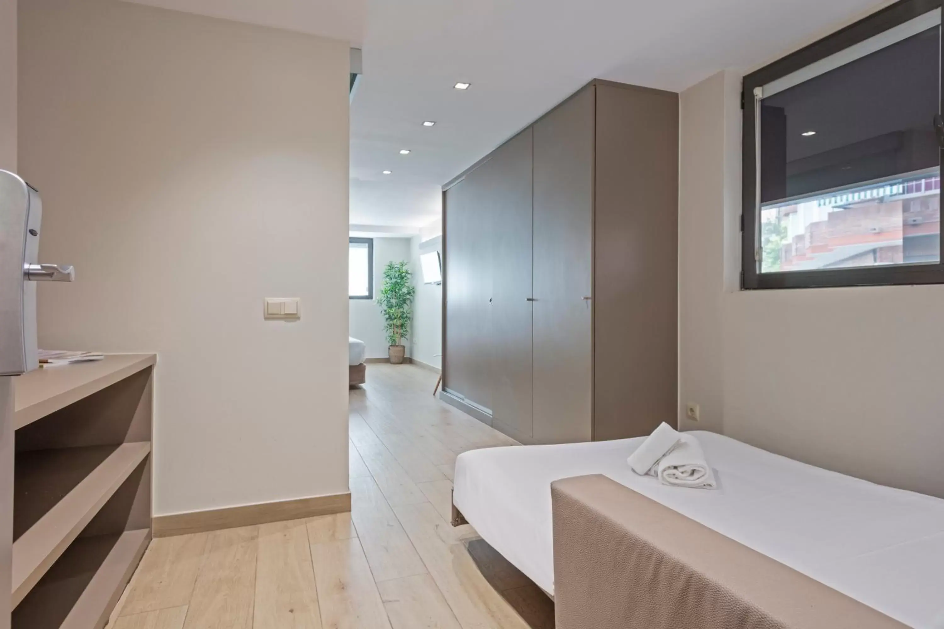 Bed, Bathroom in Aparthotel Bcn Montjuic