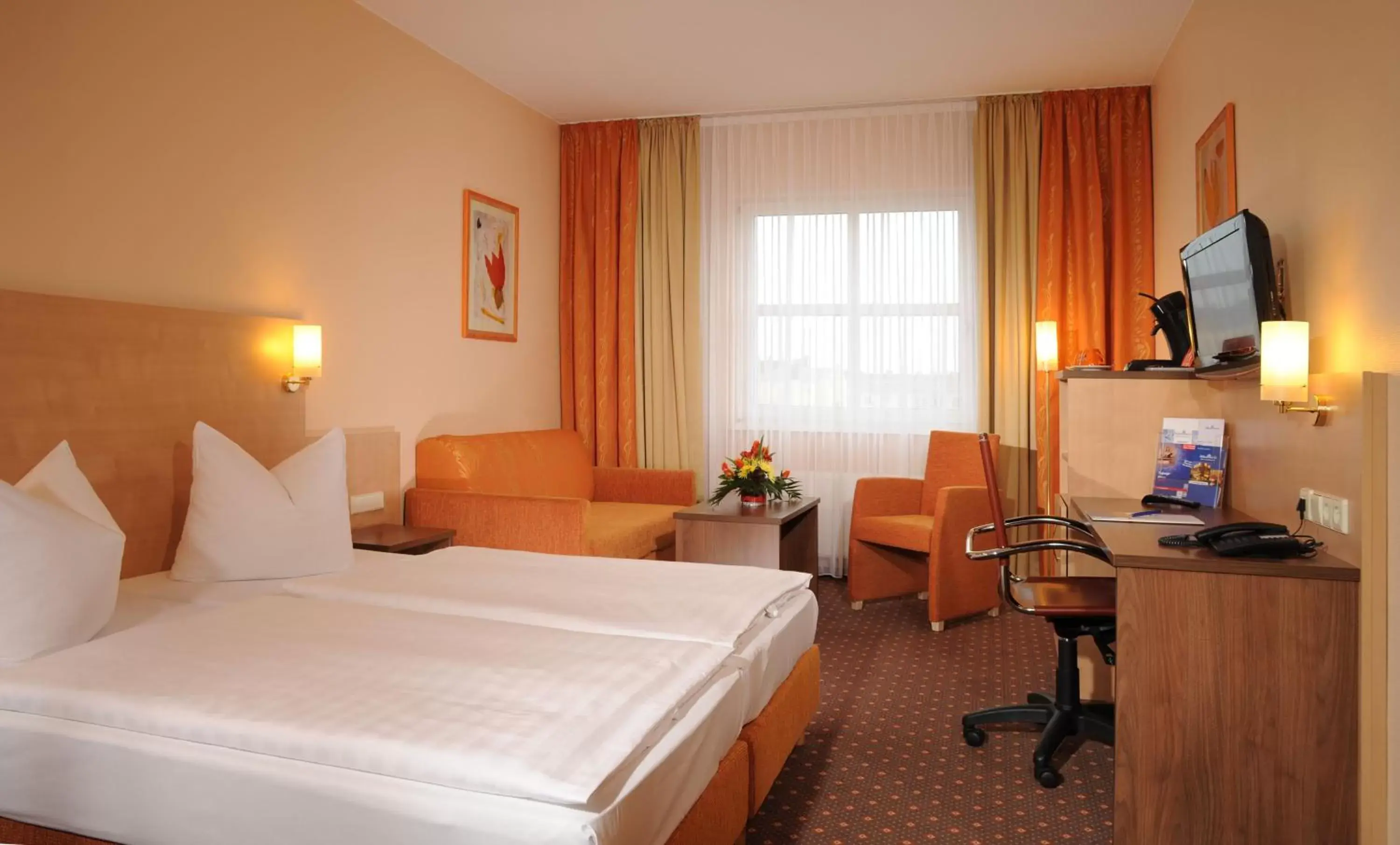 Photo of the whole room, Room Photo in PLAZA INN Berlin Charlottenburg