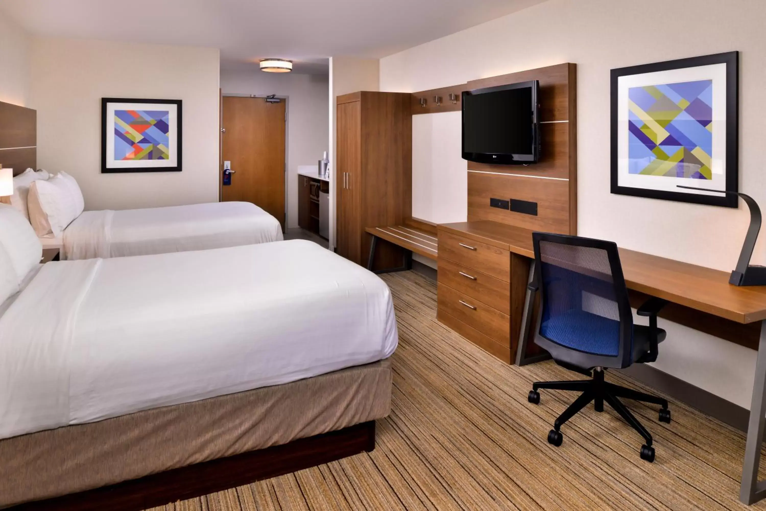 Bedroom, TV/Entertainment Center in Holiday Inn Express Walnut Creek, an IHG Hotel