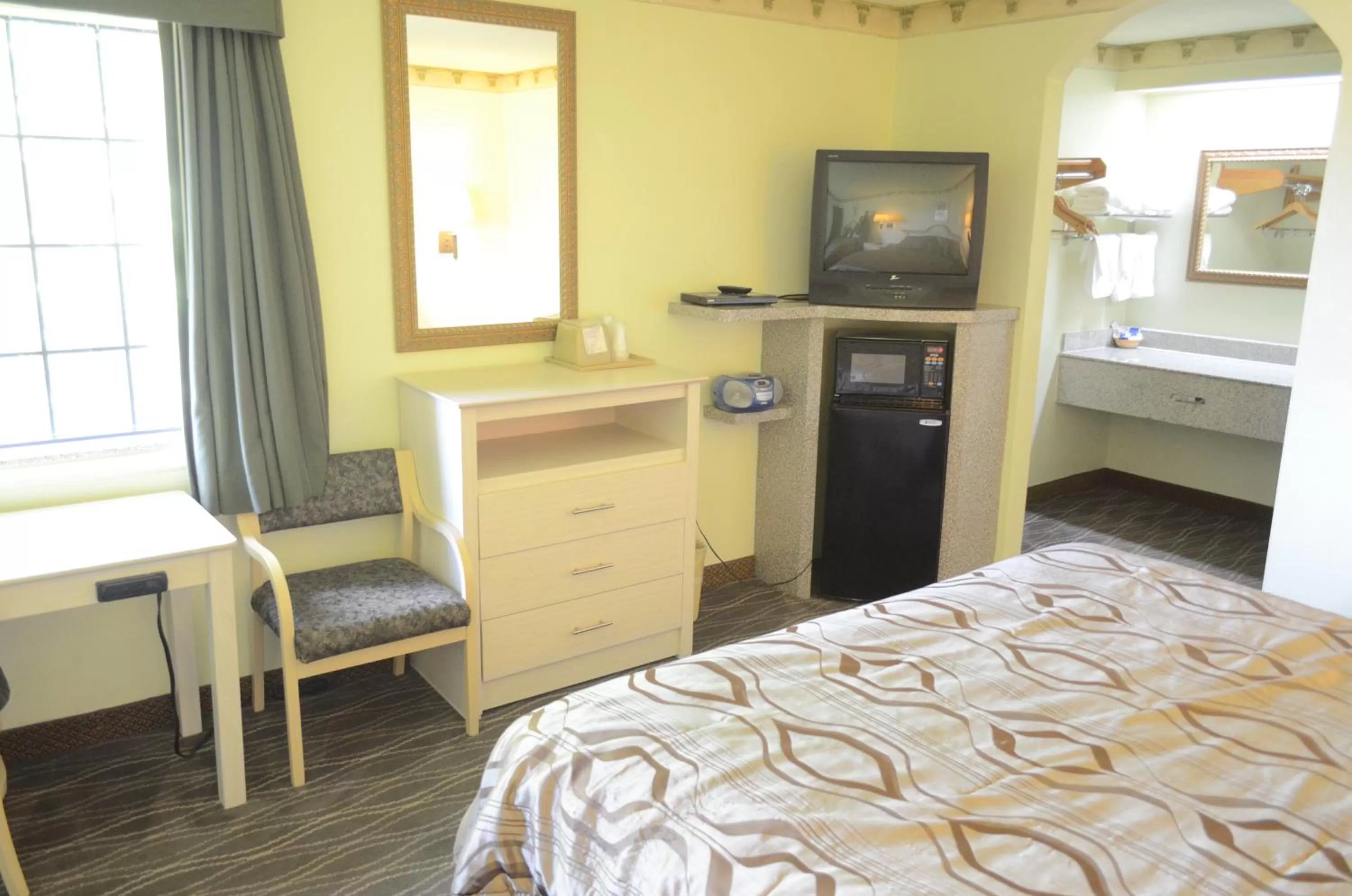 Bedroom, Bed in Scottish Inn and Suites NRG Park/Texas Medical Center - Houston