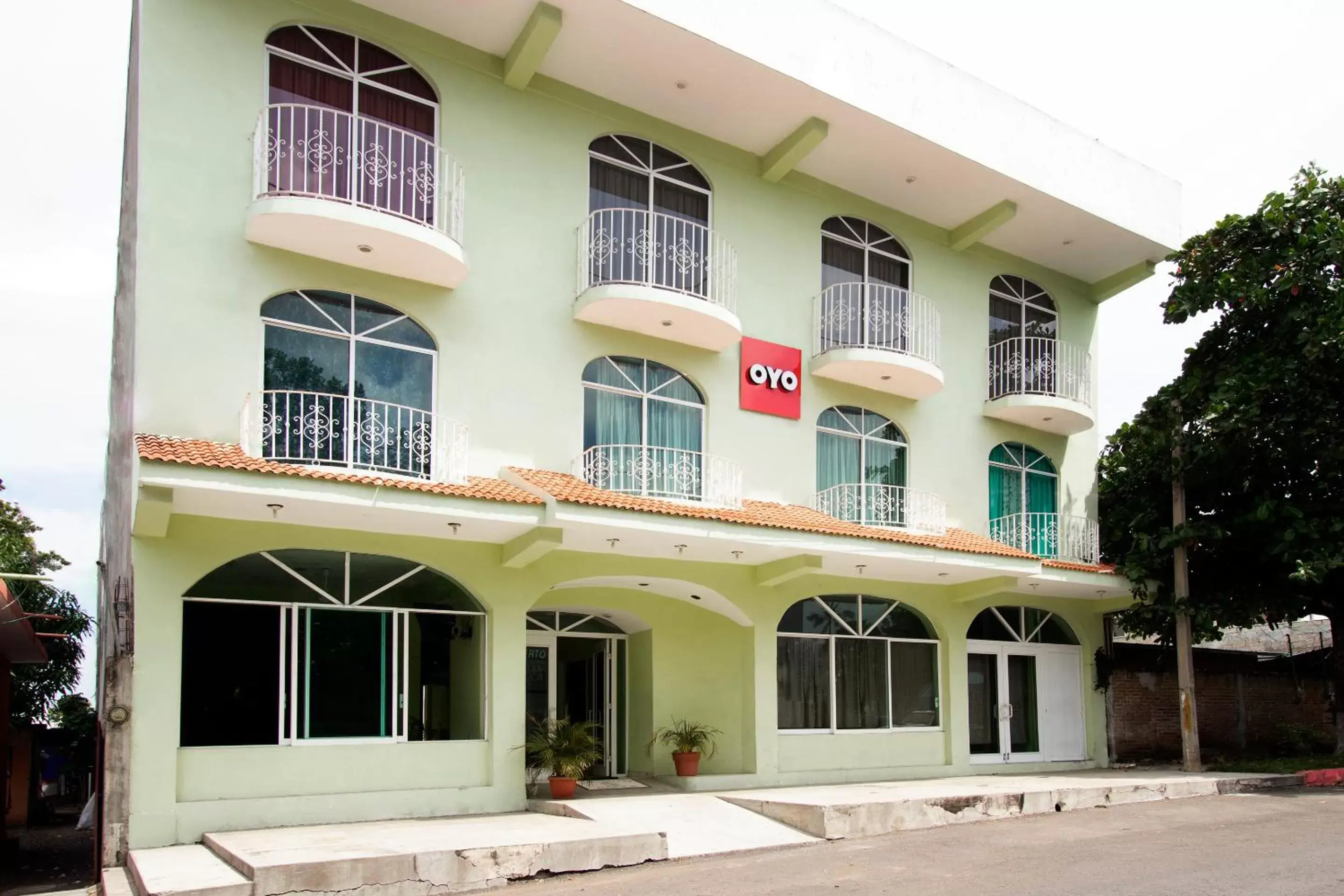 Facade/entrance, Property Building in OYO Hotel Estacion,José Cardel,Parque Central Revolución