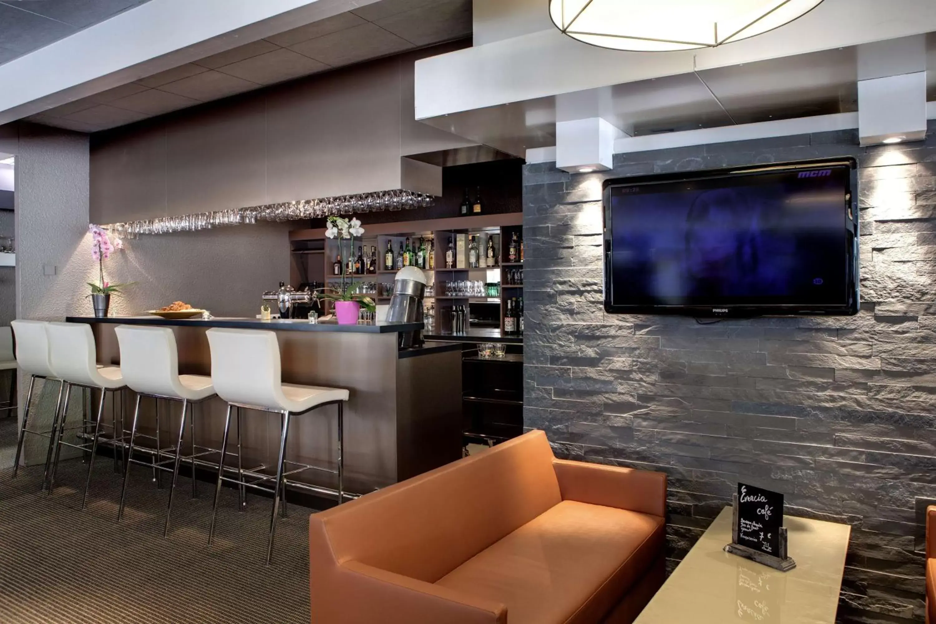 Lounge or bar in Best Western Alexander Park Chambéry Lounge or bar in Best Western Alexander Park Chambéry