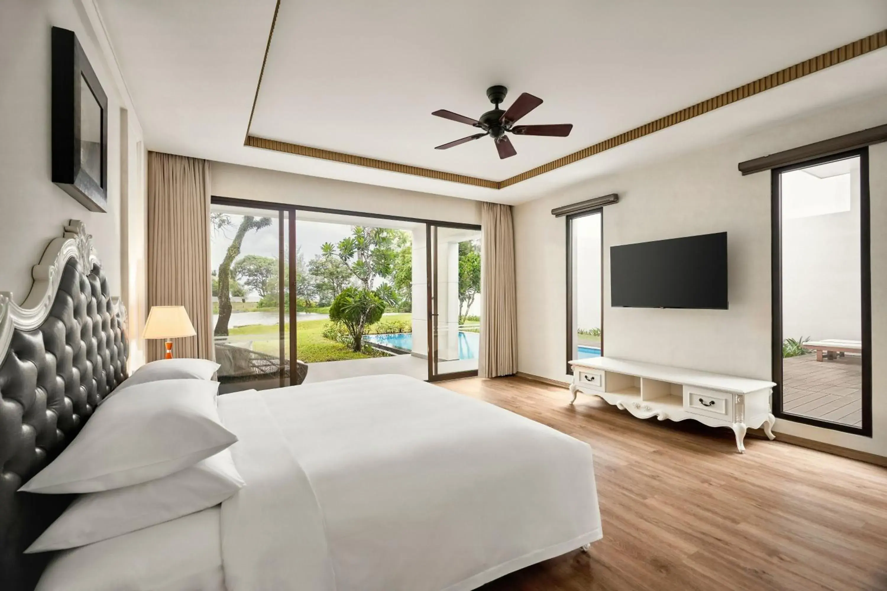 Bedroom, TV/Entertainment Center in Sheraton Phu Quoc Long Beach Resort