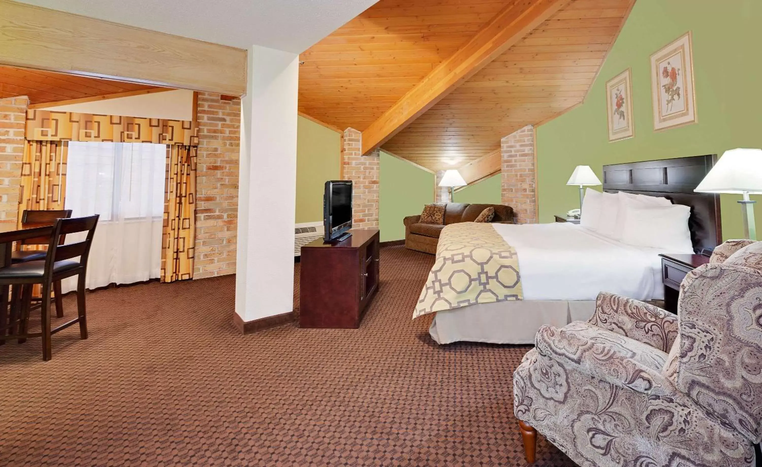 Photo of the whole room, Bed in Baymont by Wyndham Battle Creek Downtown Photo of the whole room, Bed in Baymont by Wyndham Battle Creek Downtown