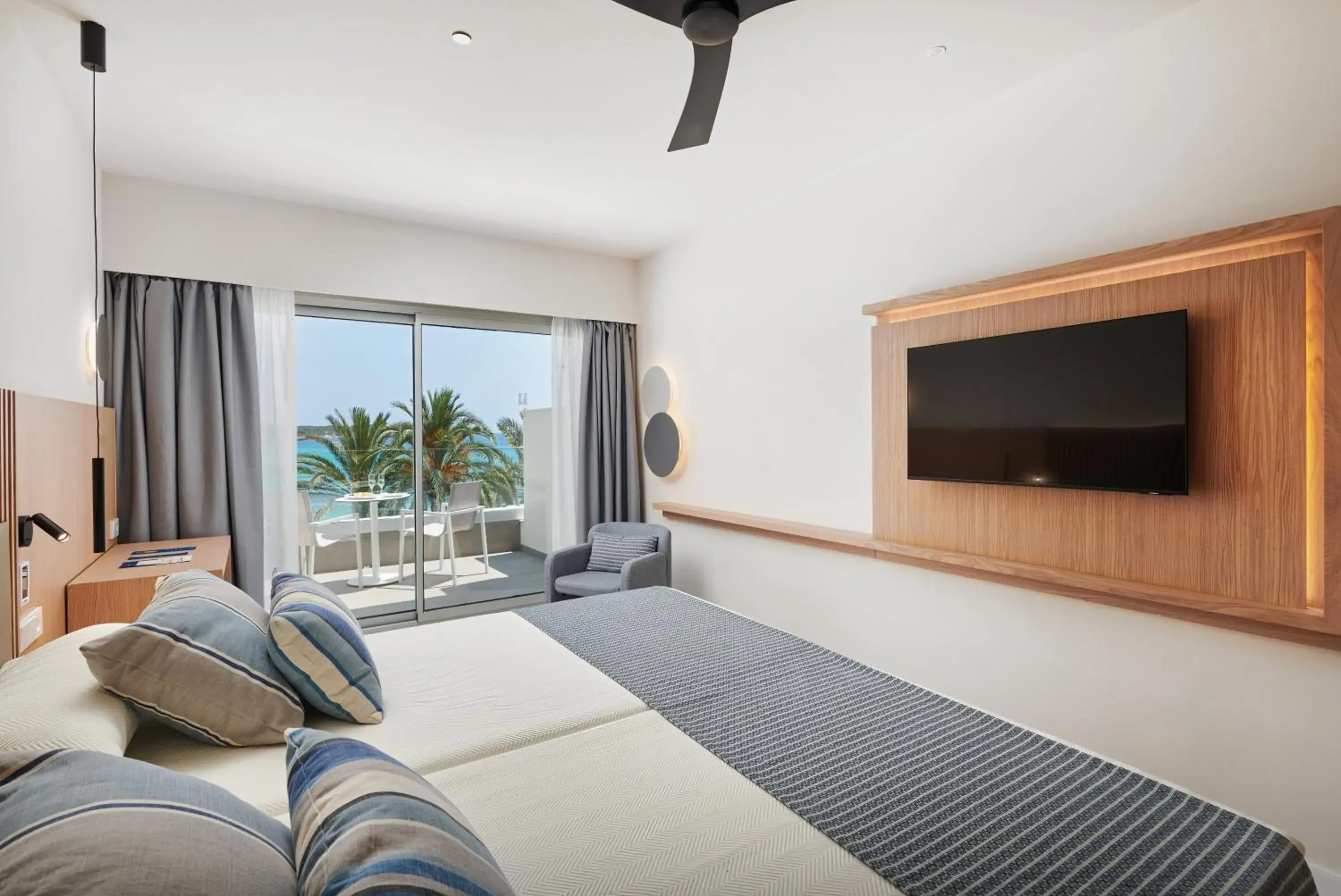 Bedroom, TV/Entertainment Center in Hipotels Mediterraneo Hotel - Adults Only