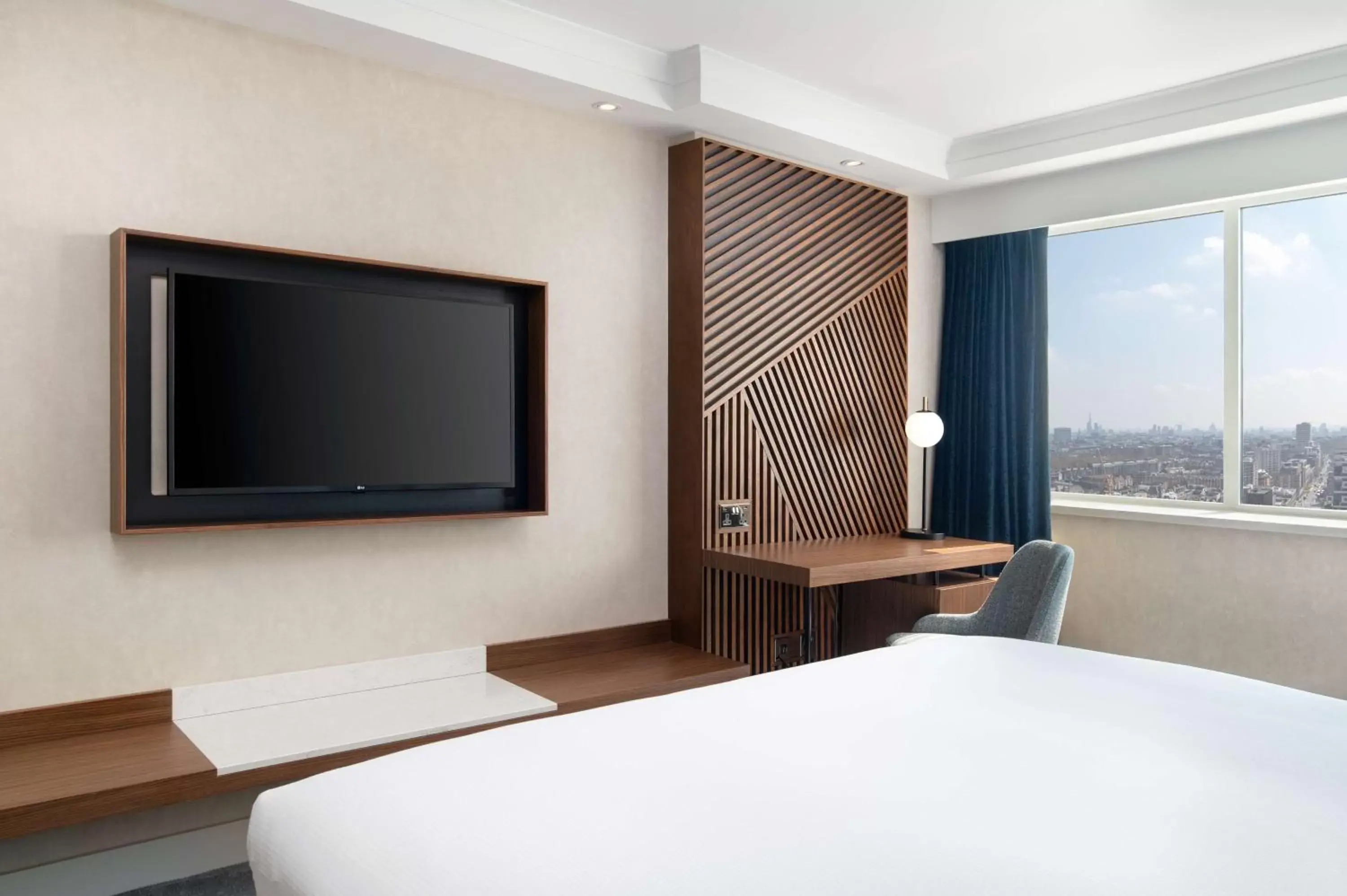 Bedroom, Bed in Hilton London Metropole