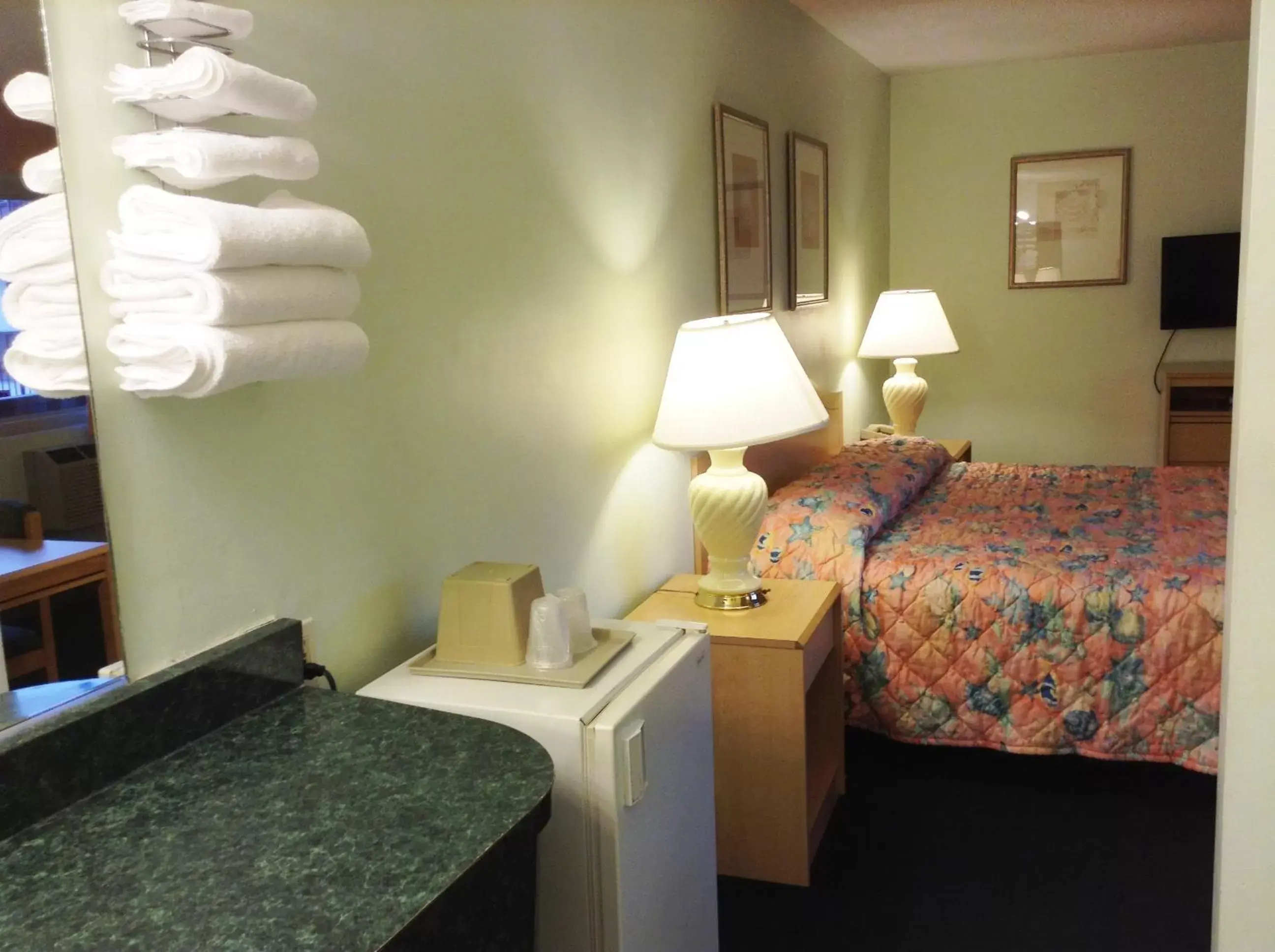 Photo of the whole room, Bed in Seahorse Inn Manhattan Beach - LAX Photo of the whole room, Bed in Seahorse Inn Manhattan Beach - LAX