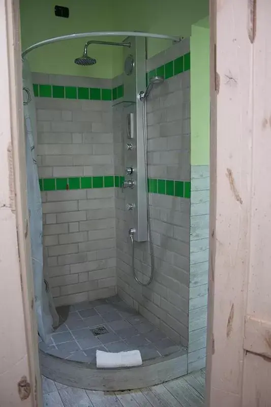 Shower, Bathroom in Hotel Agorà