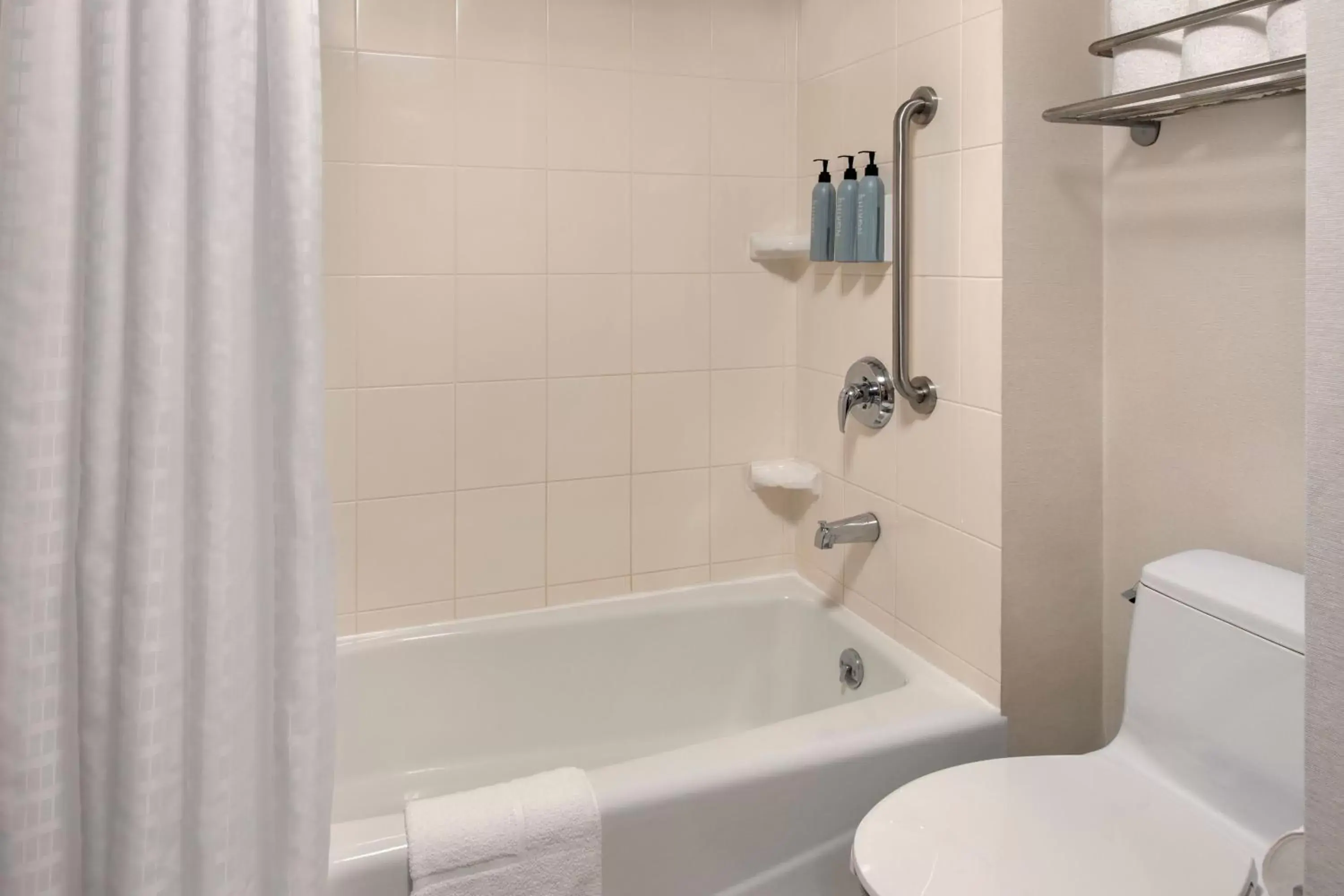 Bathroom in Fairfield Inn by Marriott New York LaGuardia Airport/Flushing