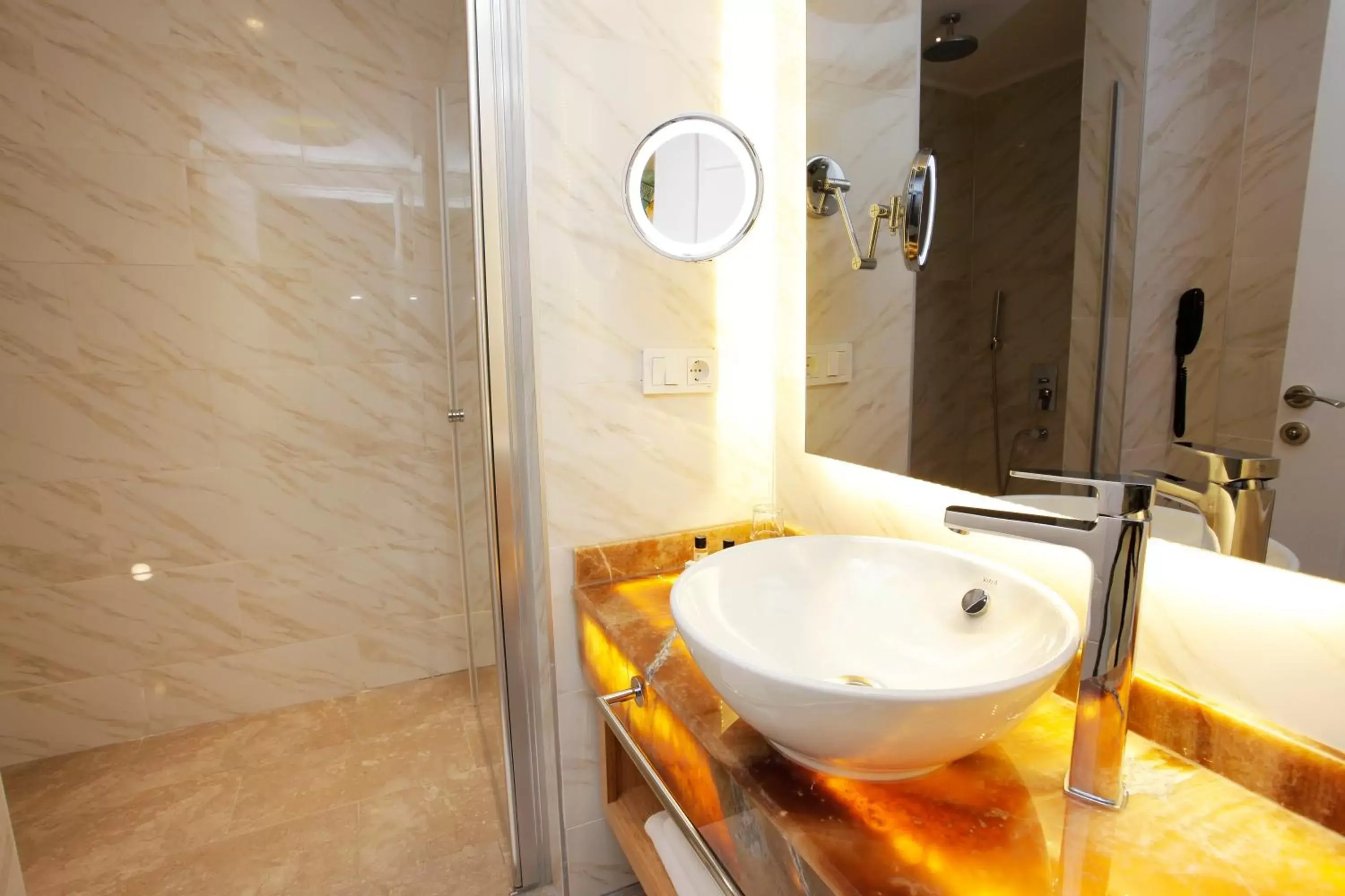 Shower, Bathroom in Kleopatra Suit Hotel