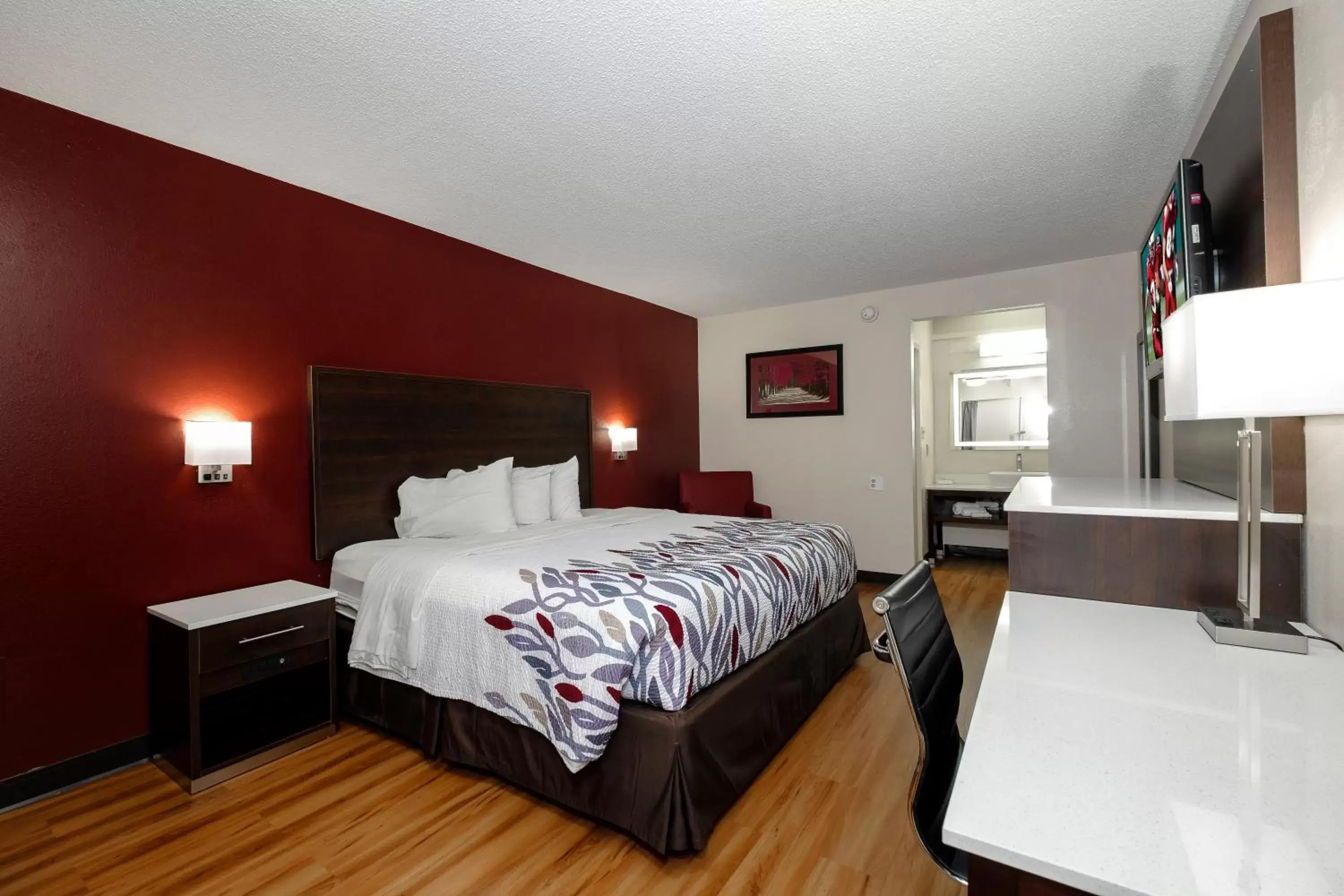 Photo of the whole room, Bed in Red Roof Inn Gadsden