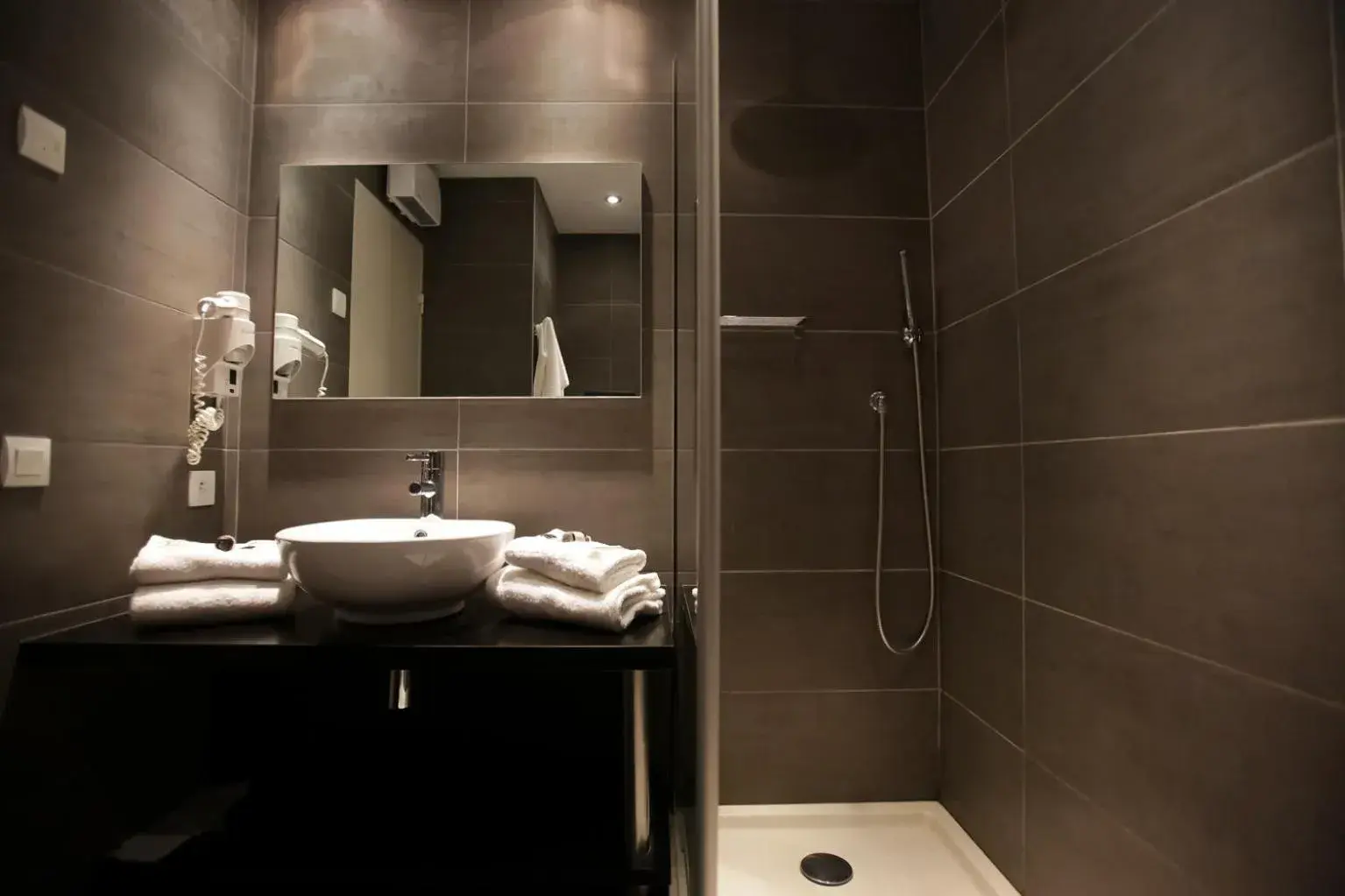 Shower, Bathroom in Hôtel de La Plage by Inwood Hotels