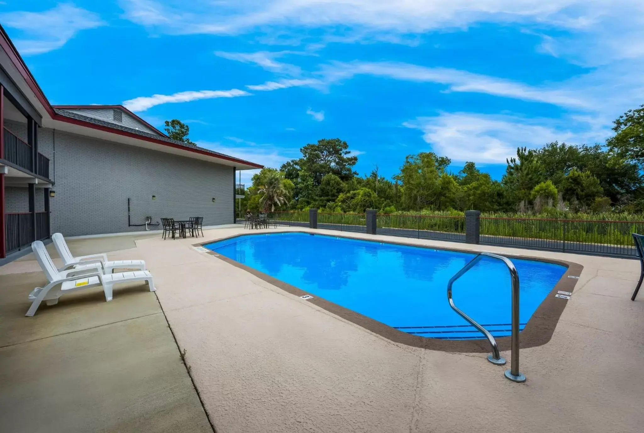 Swimming Pool in Red Roof Inn & Suites Thomasville